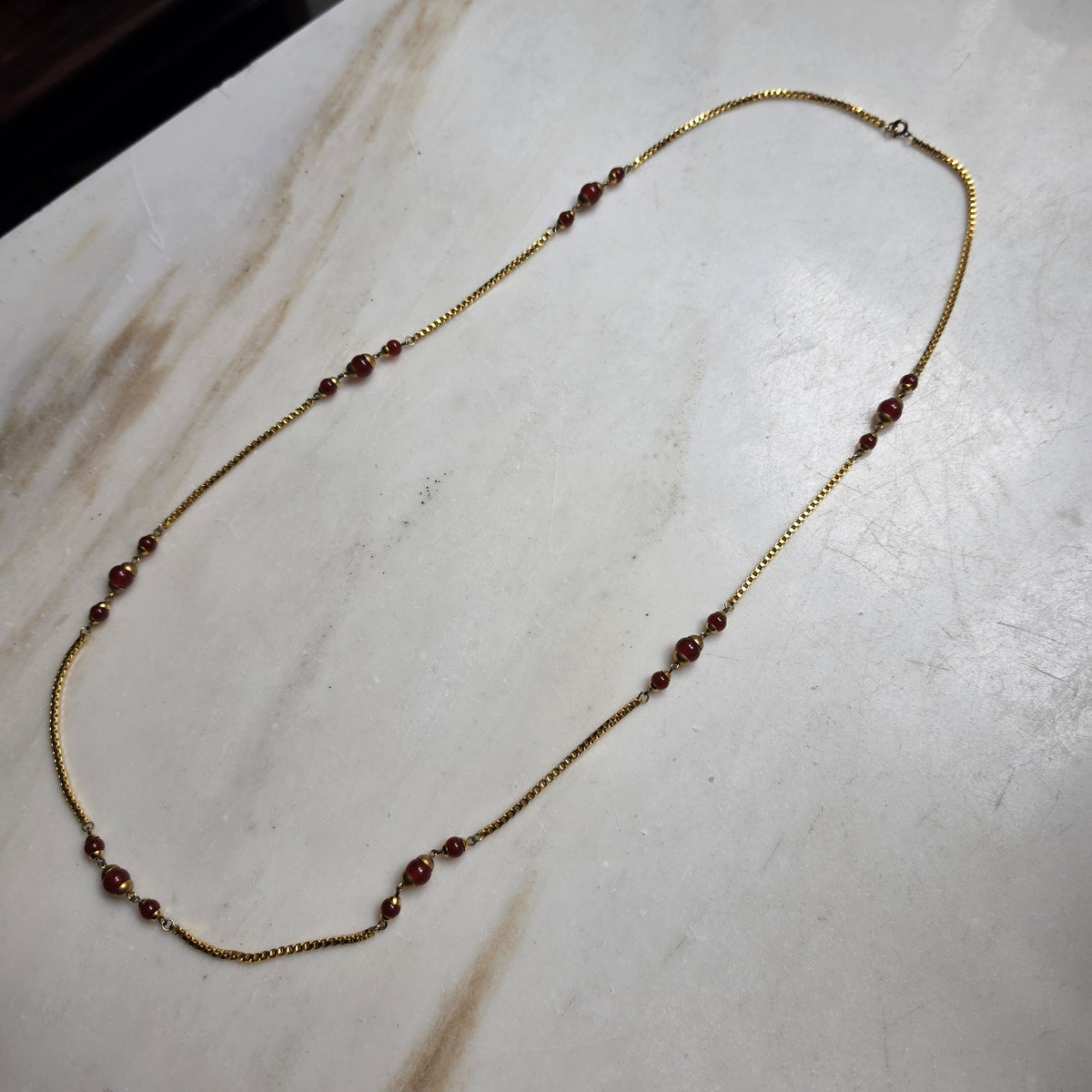 Statement-Kette im Art-Deco-Look – Rot & Goldfarben
