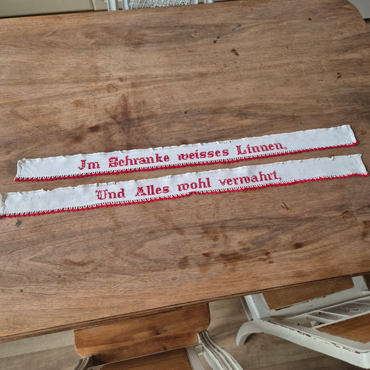 2x Antike handbestickte Spitze Küchenregal Leinen Spruch: Im Schranke weißes Linnen und alles Wohl vermahrt"Landhaus