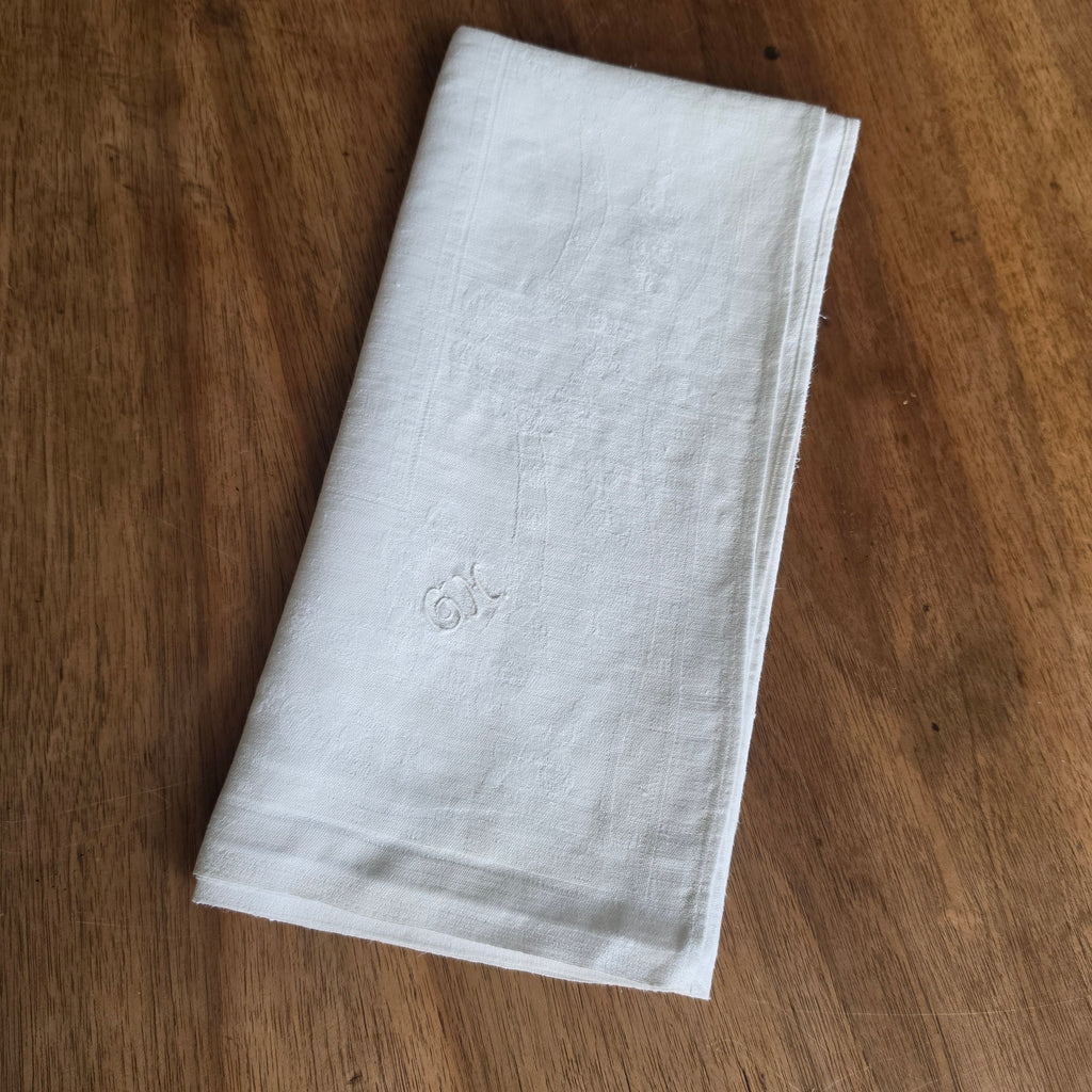 Vintage Damast-Mitteldecke / Prachtserviette mit Rosen-Jacquard & Handmonogramm „GK“ - 60x60cm