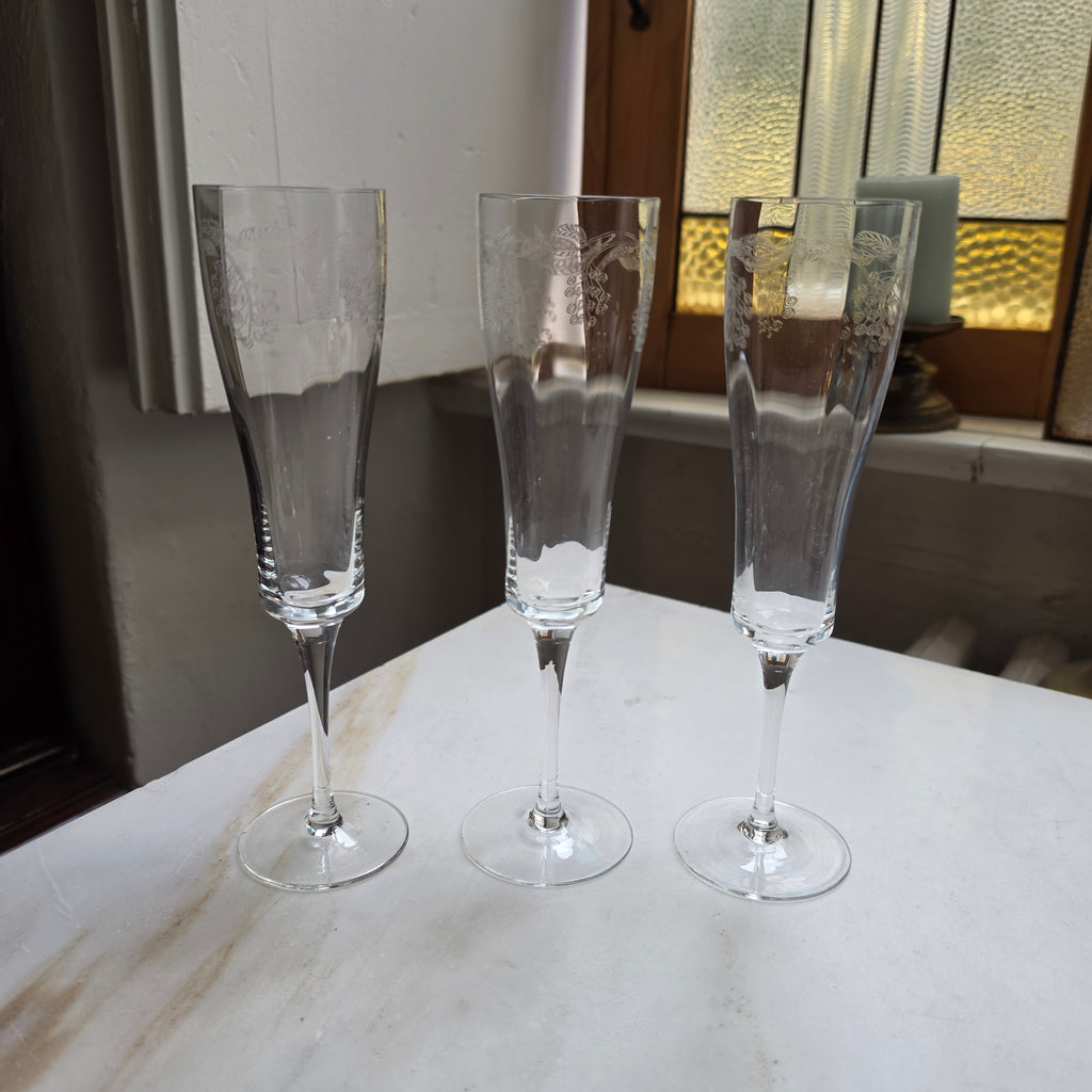 Edles 3er-Set Sektgläser - Champagnerflöten mit feiner Traubengravur – Vintage Eleganz