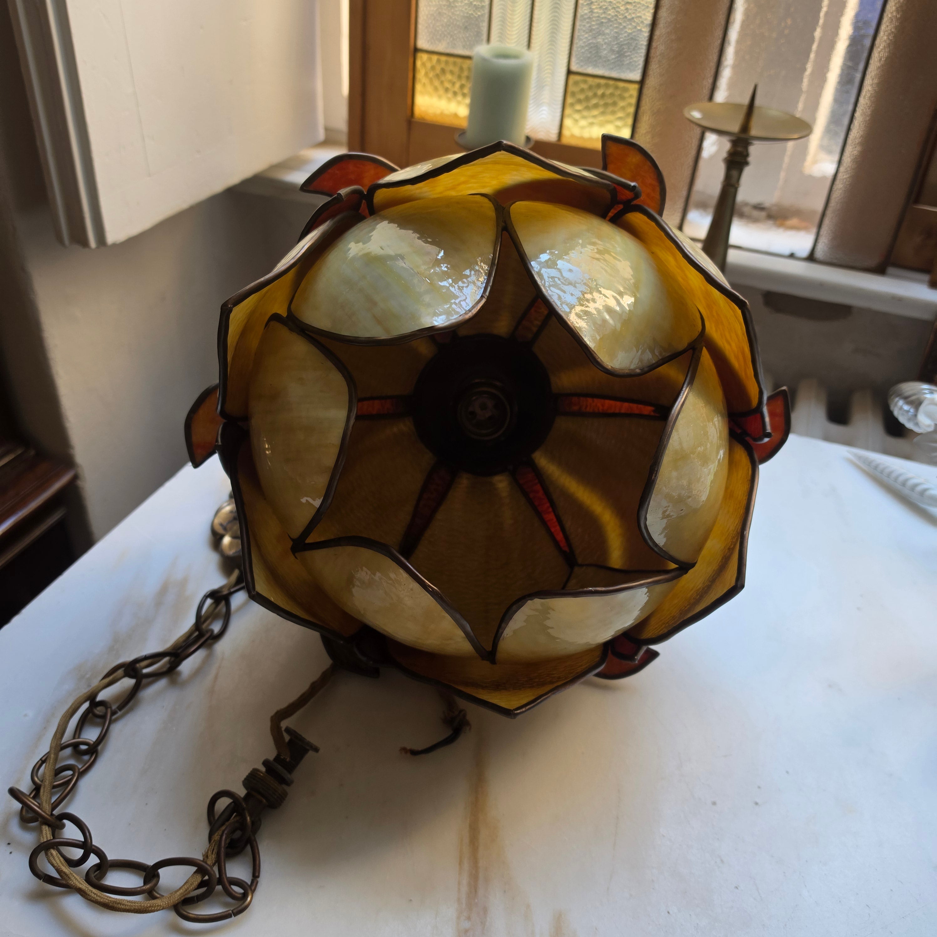 Vintage Tiffany-Stil Hängelampe Lotusblüte / Art Déco Pendelleuchte aus Buntglas & Messing