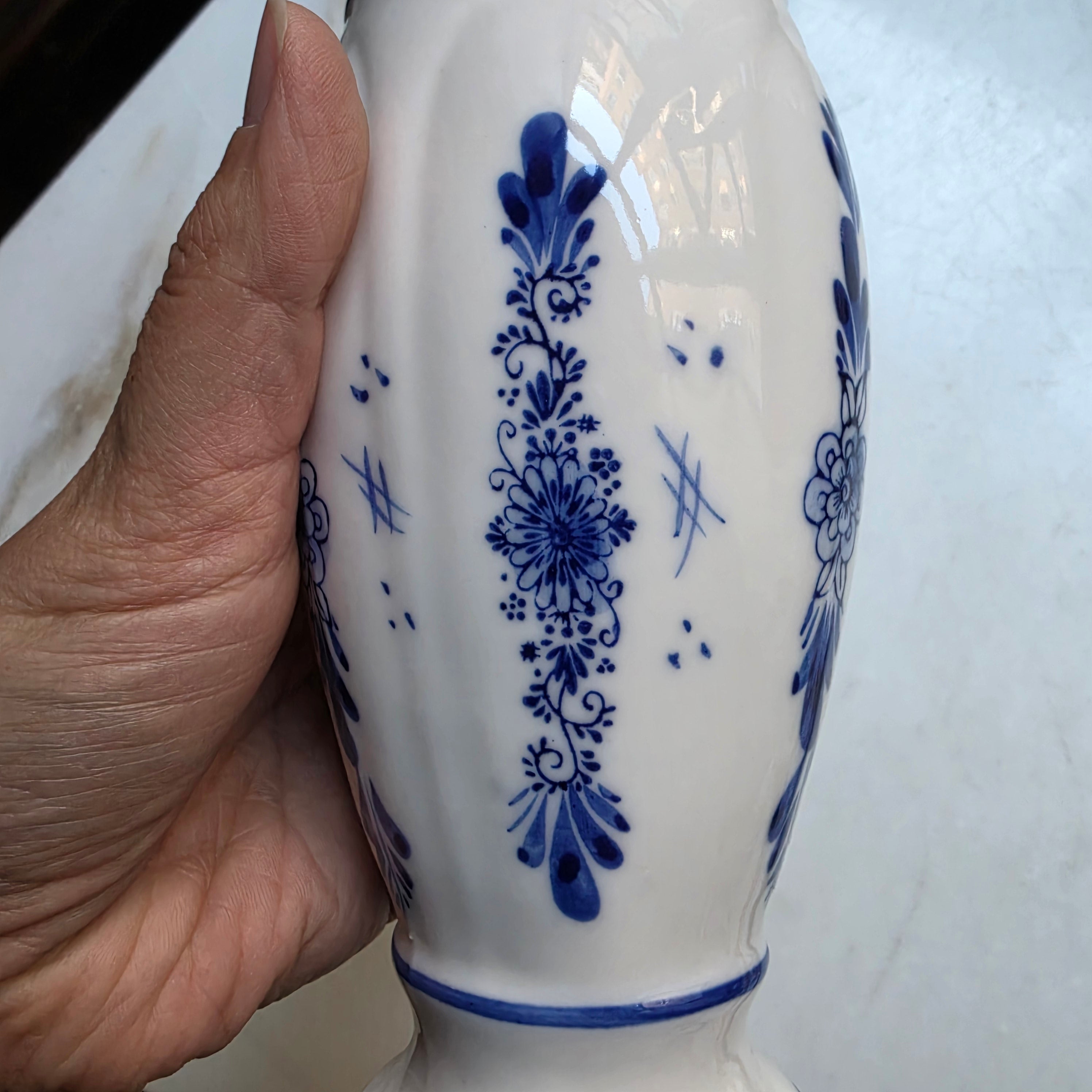 Antike Handbemalte Porzellan Vase von K&S weiß blau