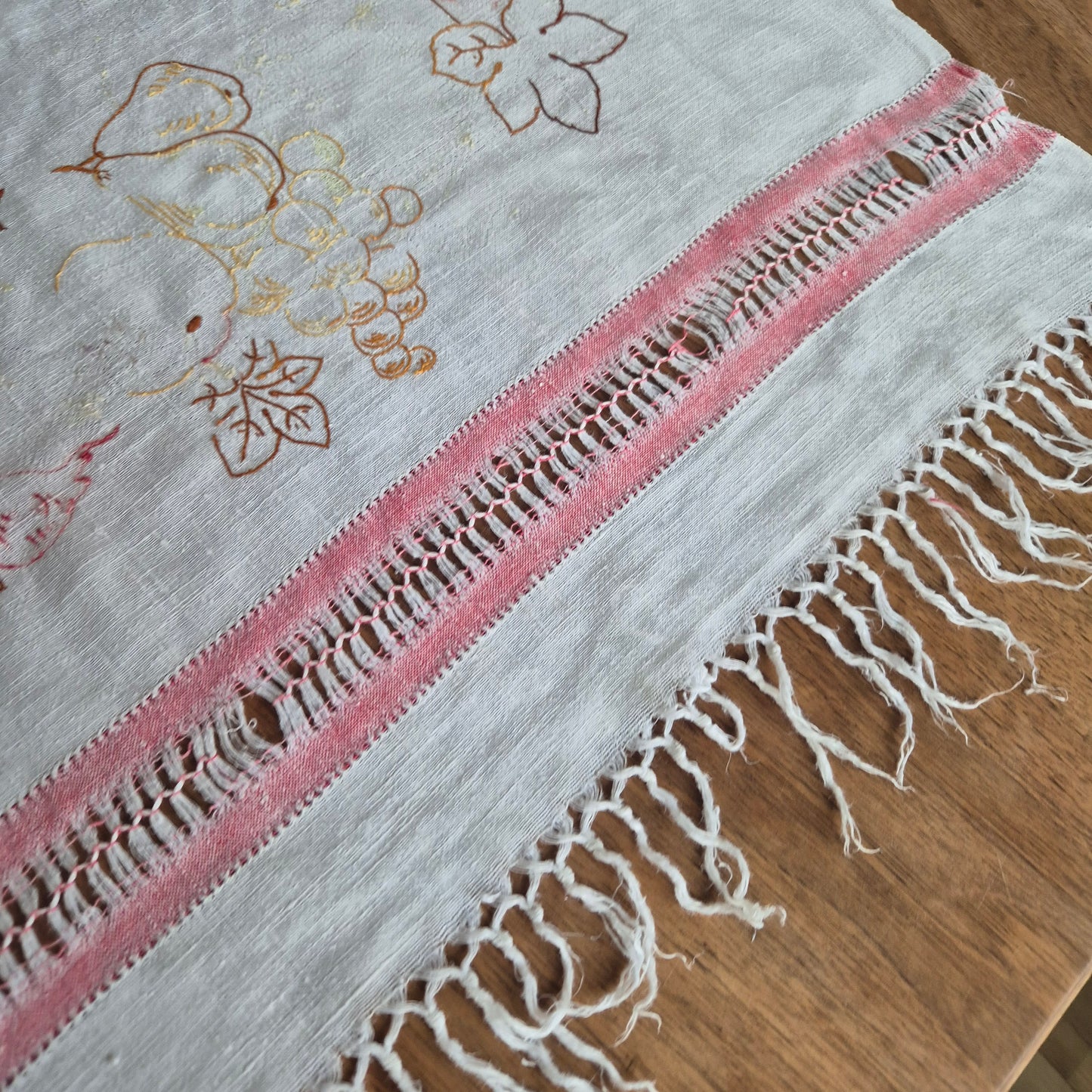 Altes Überhandtuch rot weiß verwaschen handmade 59x130cm "Sich regen bringt Segen"