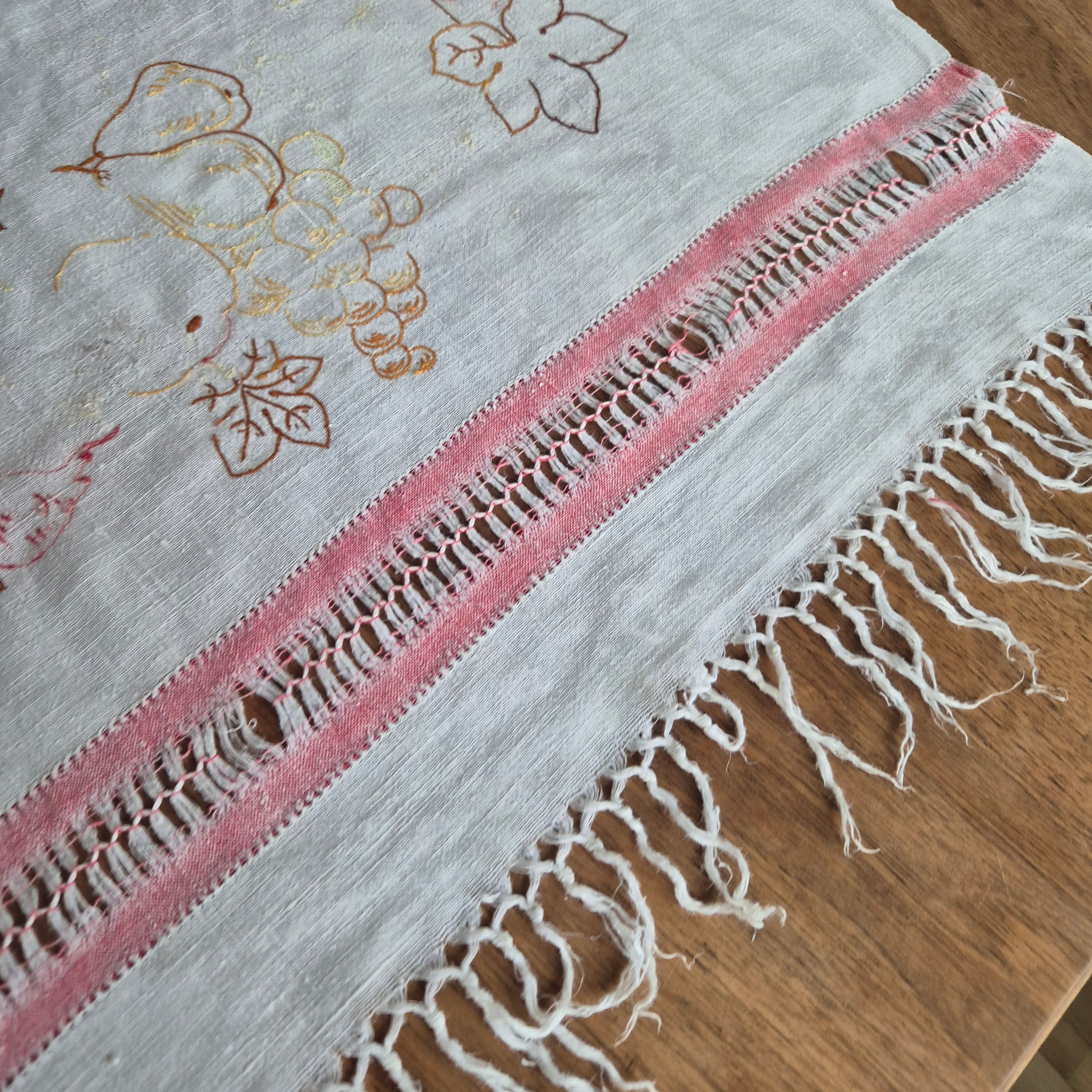 Altes Überhandtuch rot weiß verwaschen handmade 59x130cm "Sich regen bringt Segen"