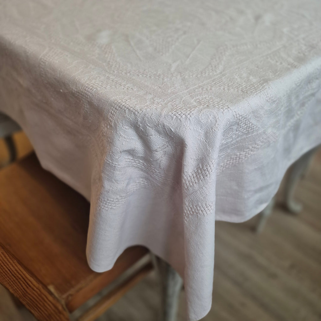 Wunderschöne Vintage Leinen Tischdecke mit Damast Blumendekor leider mit Fleck! 130x215cm Altrosa