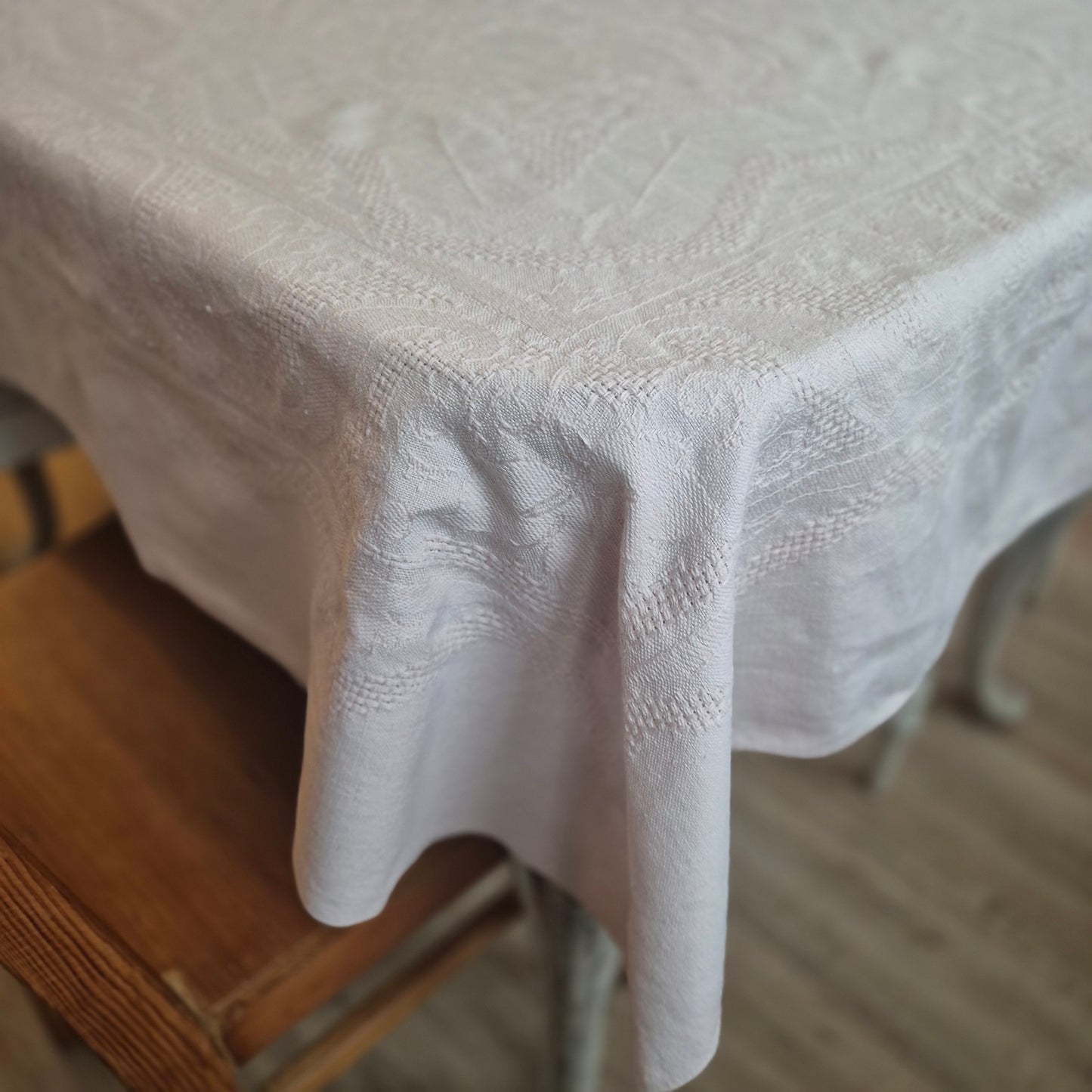 Wunderschöne Vintage Leinen Tischdecke mit Damast Blumendekor leider mit Fleck! 130x215cm Altrosa