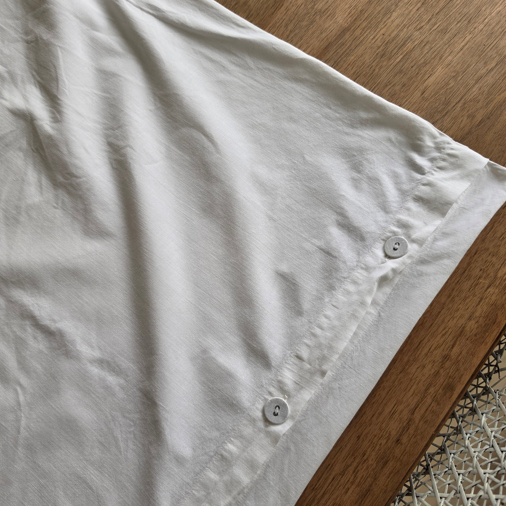Klassischer Vintage Kissenbezug aus Leinen / Baumwolle mit Monogramm „KW“ & Stoffknöpfen - 80x75cm