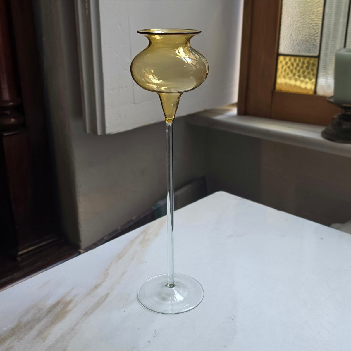 Elegantes Vintage Glas-Kelchglas mit langem Stiel – Bernsteingelb / Amber