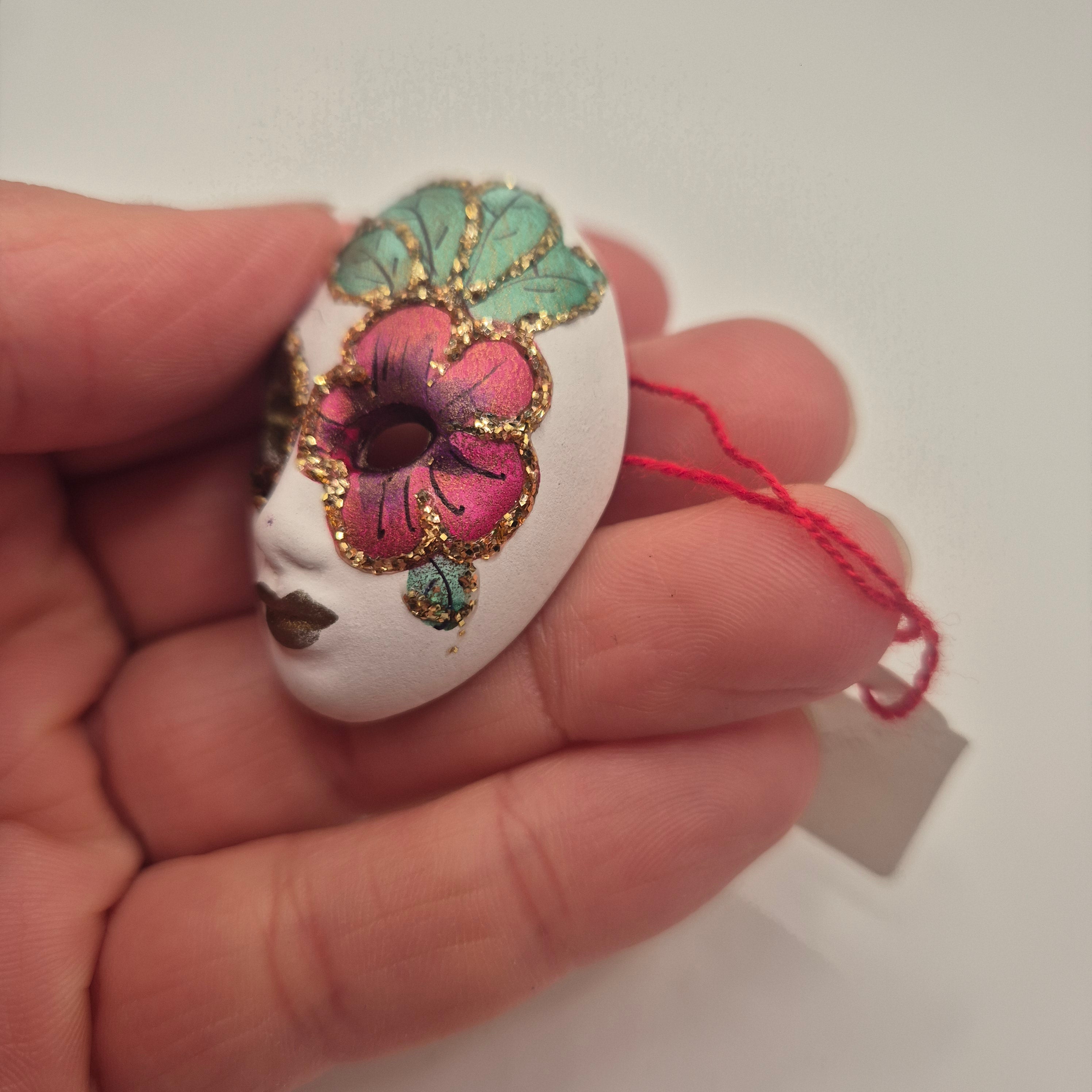 Wunderschöne venezianische Masken-Brosche | Handgemacht | Keramik Unikat