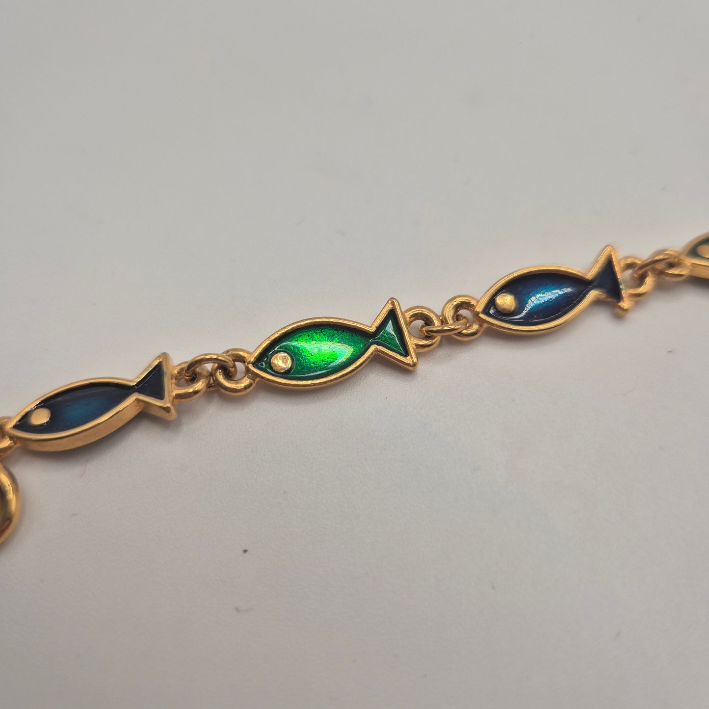 Goldenes Vintage Armband mit grünen blauen Emaille-Fischen 70er Jahre