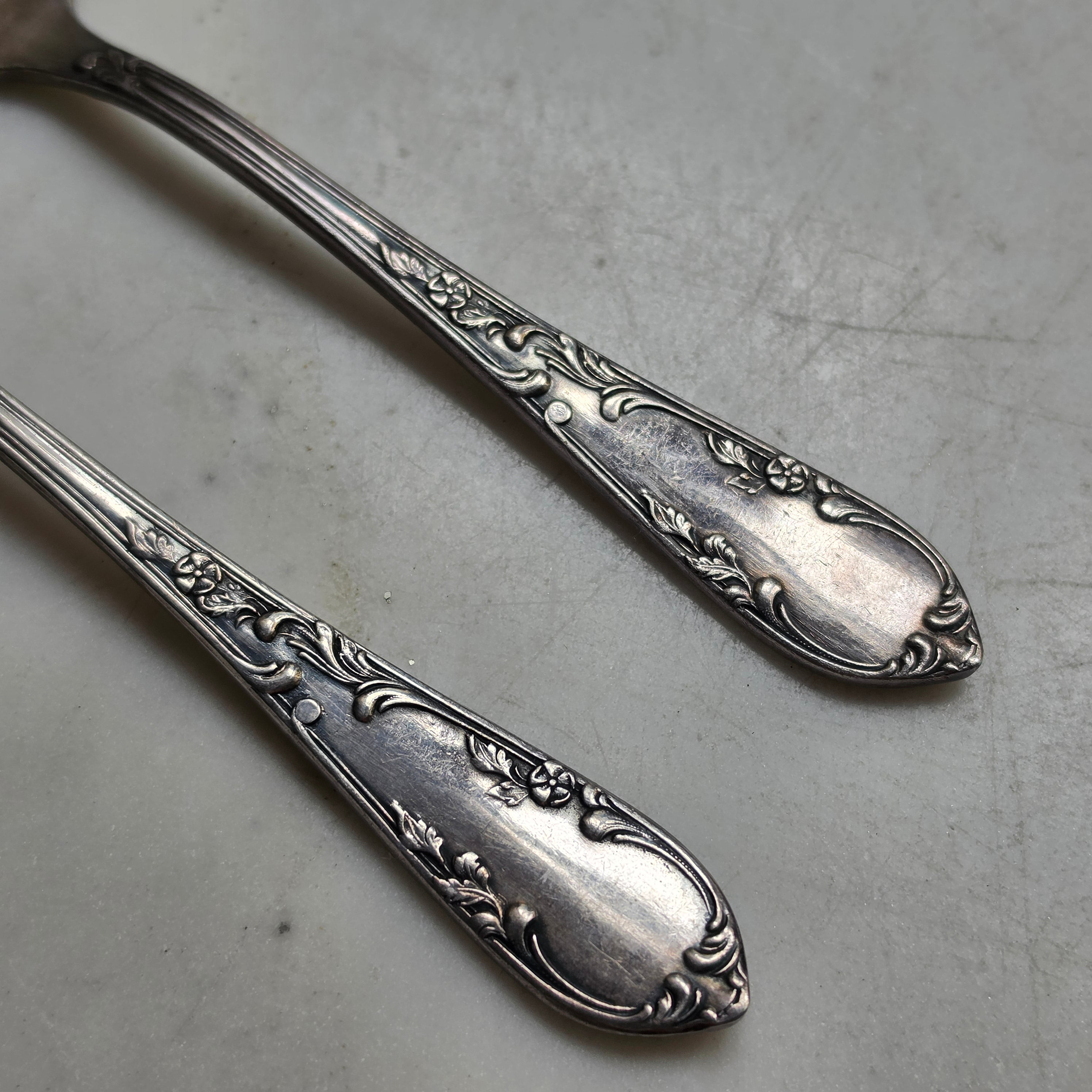 Vintage Kuchengabeln Set 2-teilig – Versilbert (90er Versilberung) mit Floralam Dekorbordüre - Barock-Stil