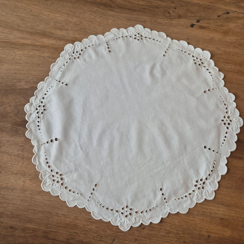 Antikes rundes Zierdeckchen weiß bestickt Baumwolle 47cm