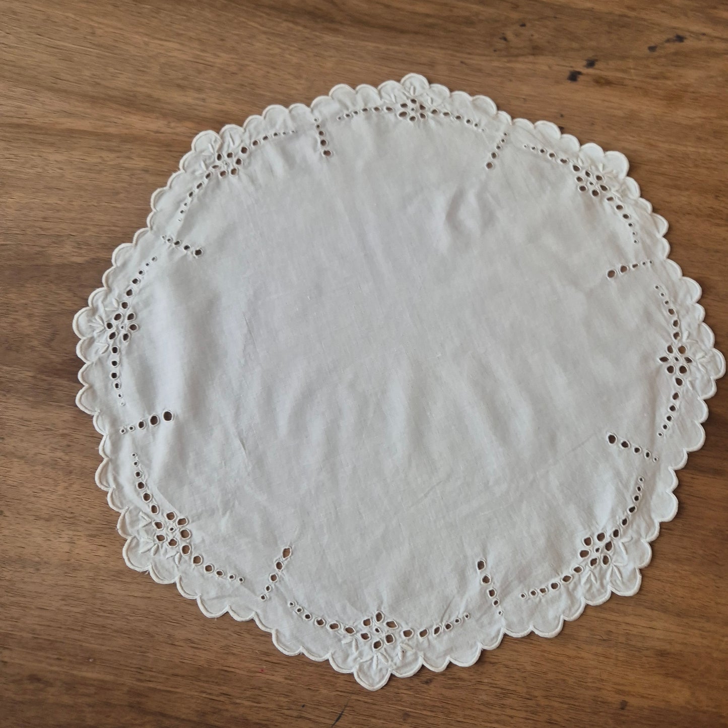 Antikes rundes Zierdeckchen weiß bestickt Baumwolle 47cm