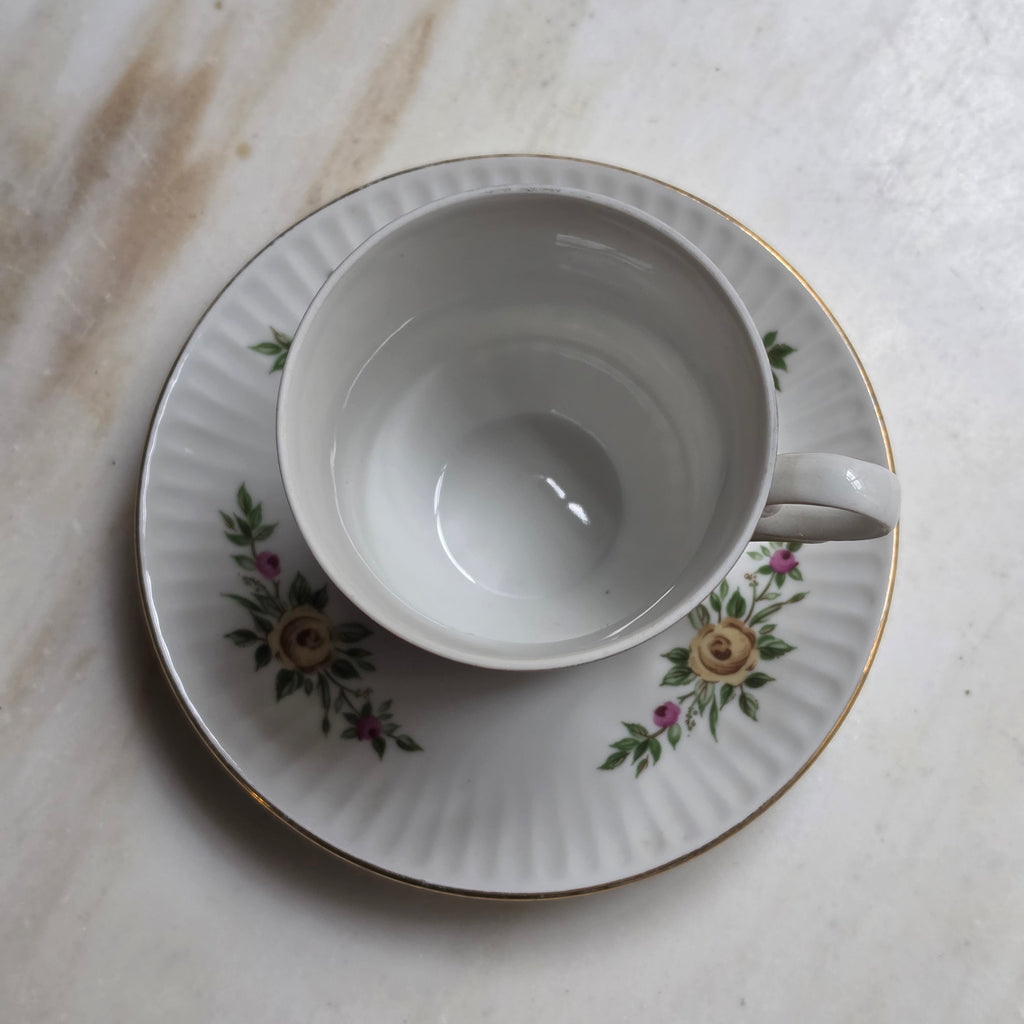 Vintage Freiberger Porzellan Sammeltasse mit Untersetzer – Romantisches Rosen-Dekor & Goldrand DDR / GDR