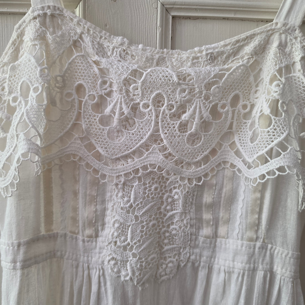 Romantisches Vintage Trägerkleid – Weißes Halbleinen & Spitze (Handgemachtes Unikat)