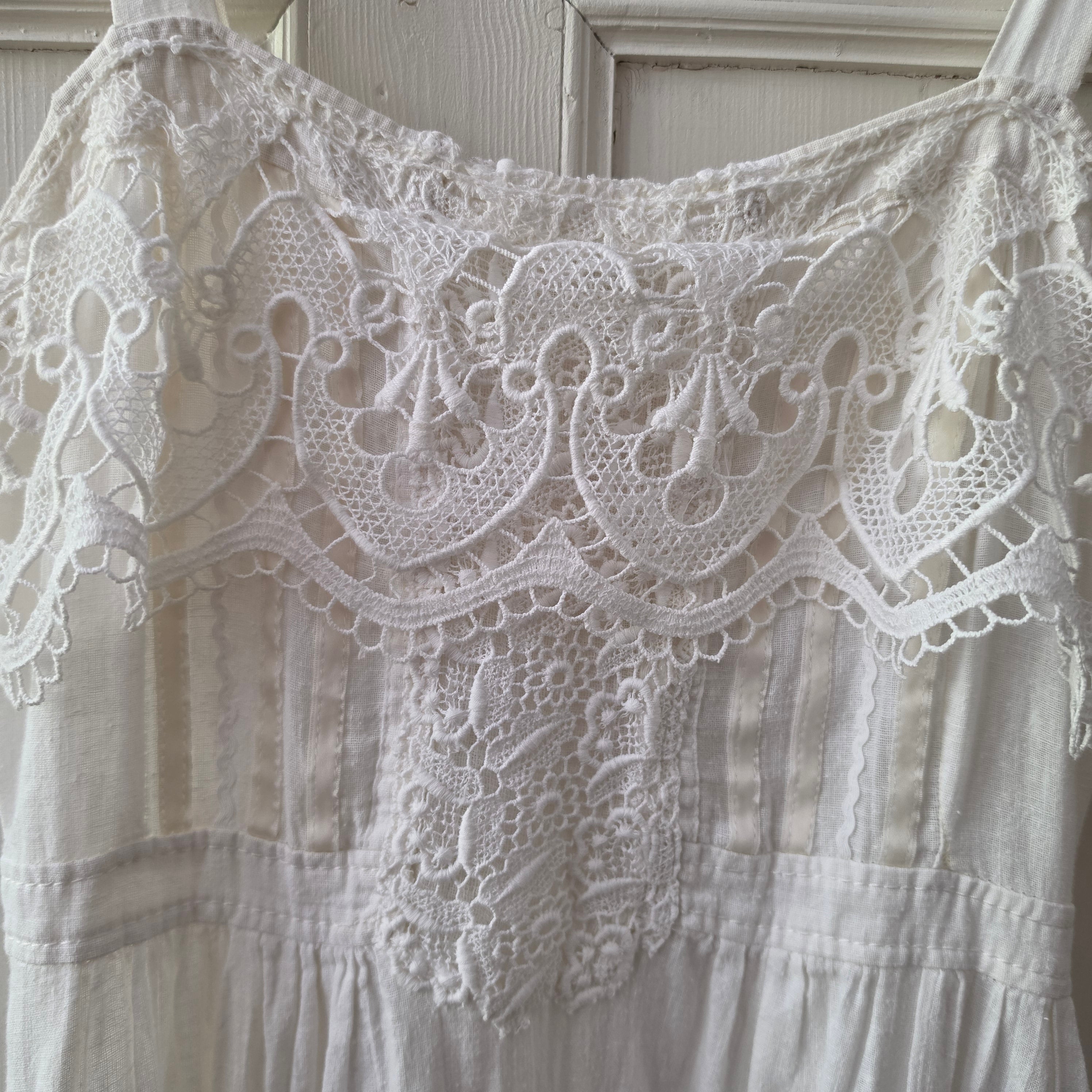Romantisches Vintage Trägerkleid – Weißes Halbleinen & Spitze (Handgemachtes Unikat)