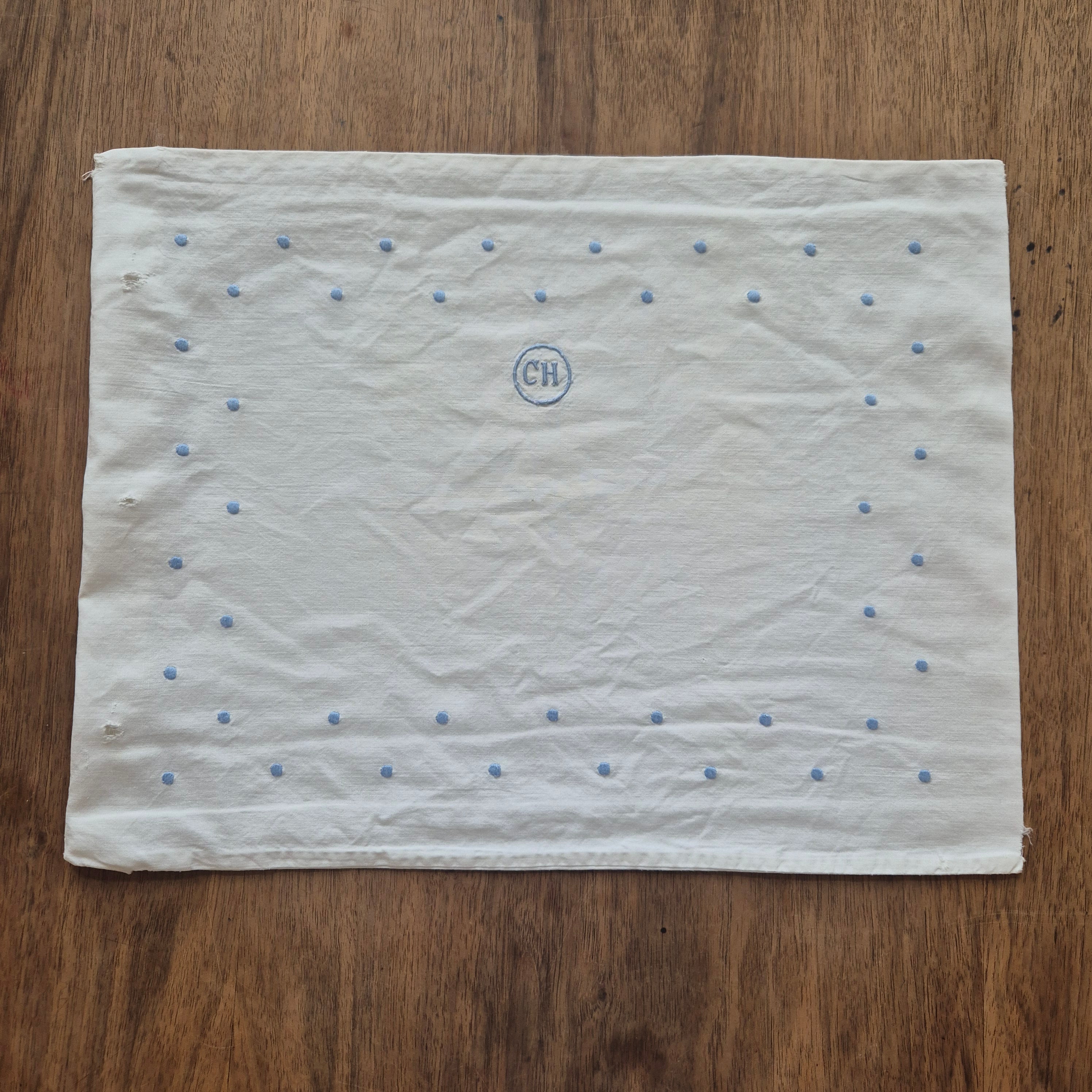Antiker Kissenbezug für Baby Puppen Kissenhülle klein 31x42cm Baumwolle beschädigt Monogramm CH.