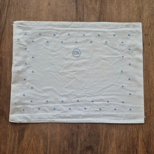 Antiker Kissenbezug für Baby Puppen Kissenhülle klein 31x42cm Baumwolle beschädigt Monogramm CH.