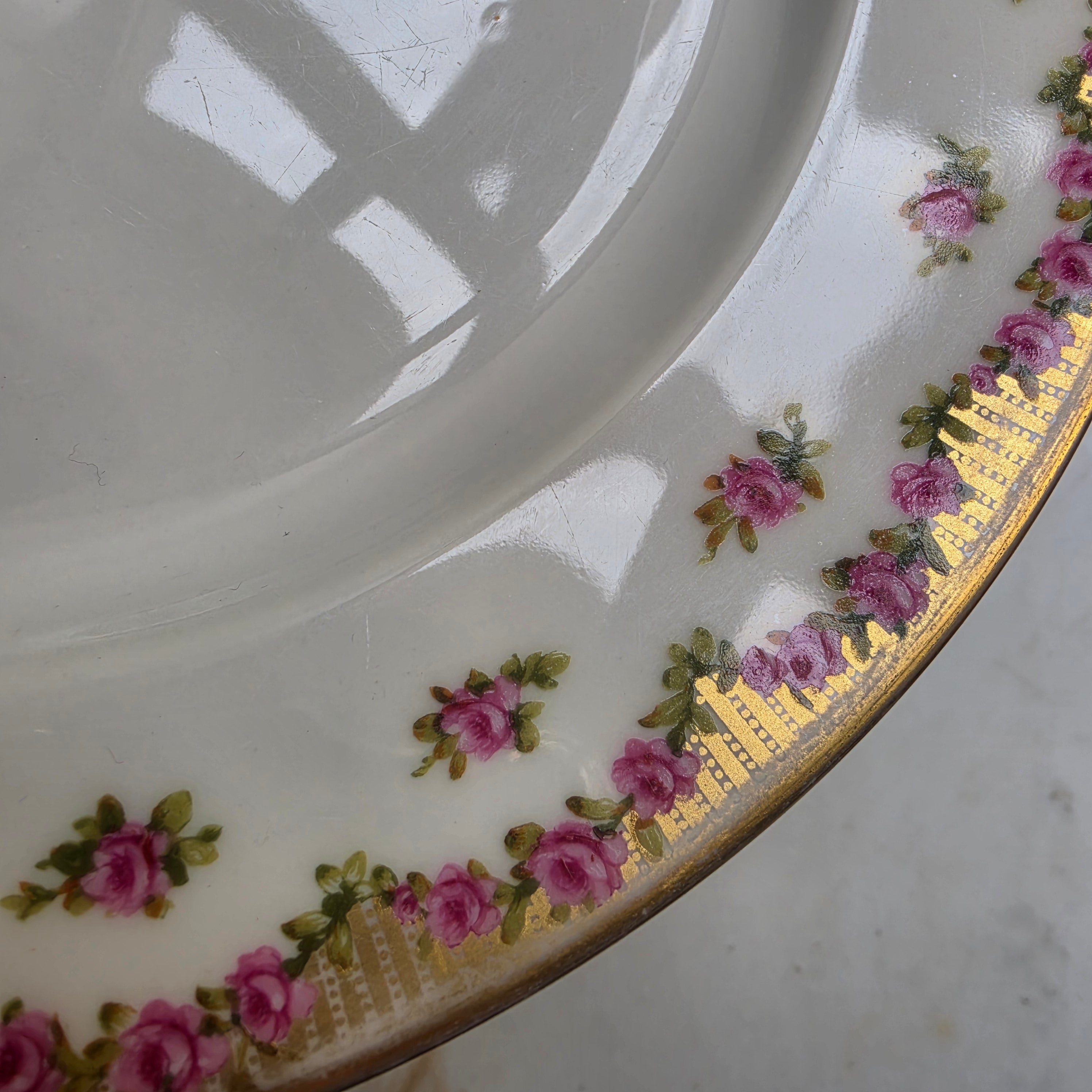 Antiker Porzellan Teller flach mit Blumendekor und Goldrand handbemalt F.A Schuhmann Leipziger Strasse Berlin