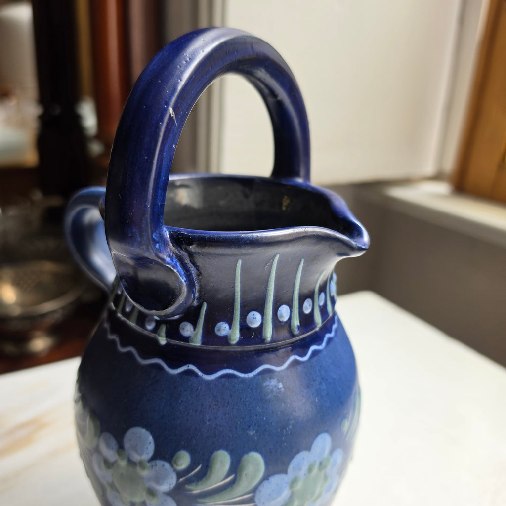 Antike wunderschöne blaue Vase mit Henkel Krug Handbemalt Blumen