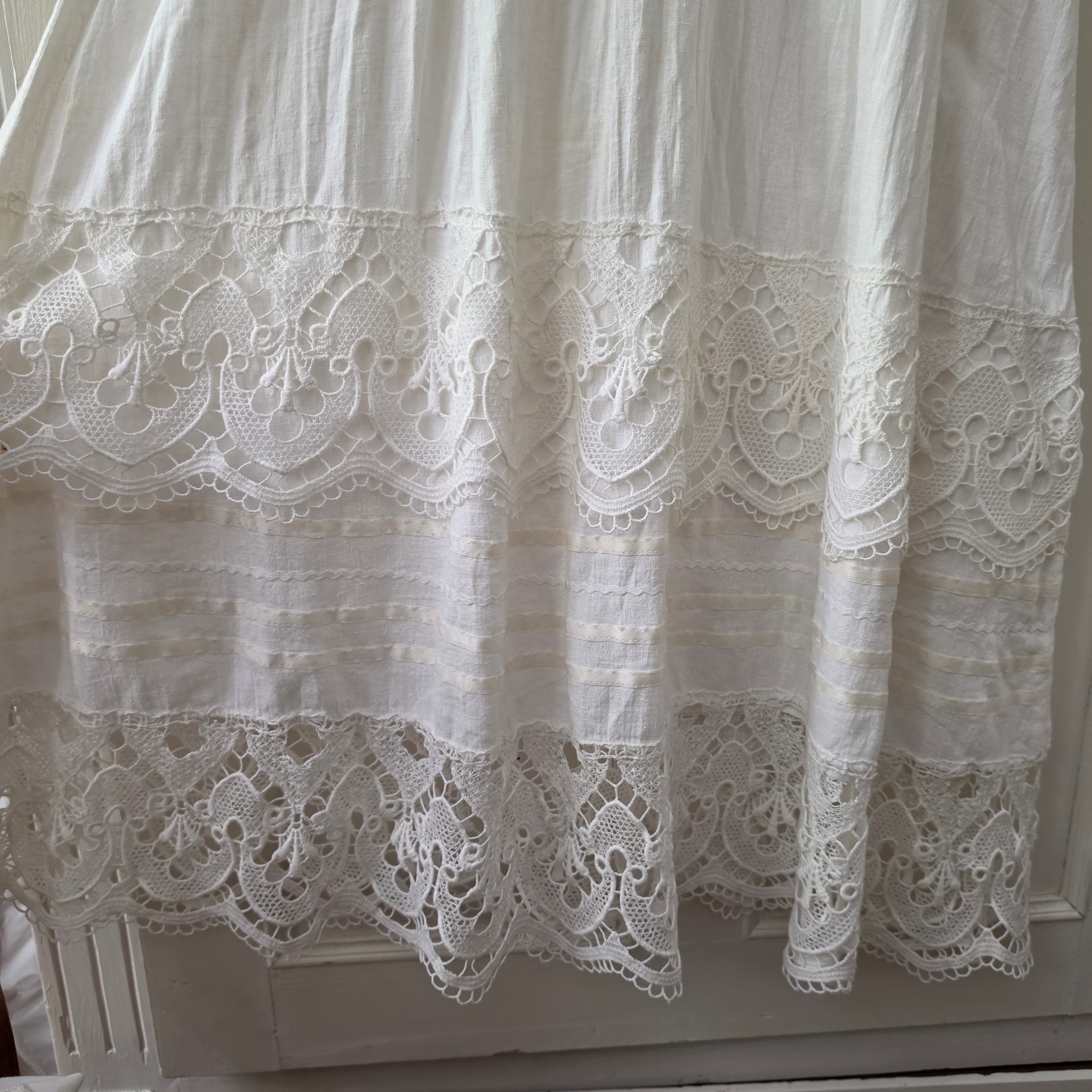 Romantisches Vintage Trägerkleid – Weißes Halbleinen & Spitze (Handgemachtes Unikat)
