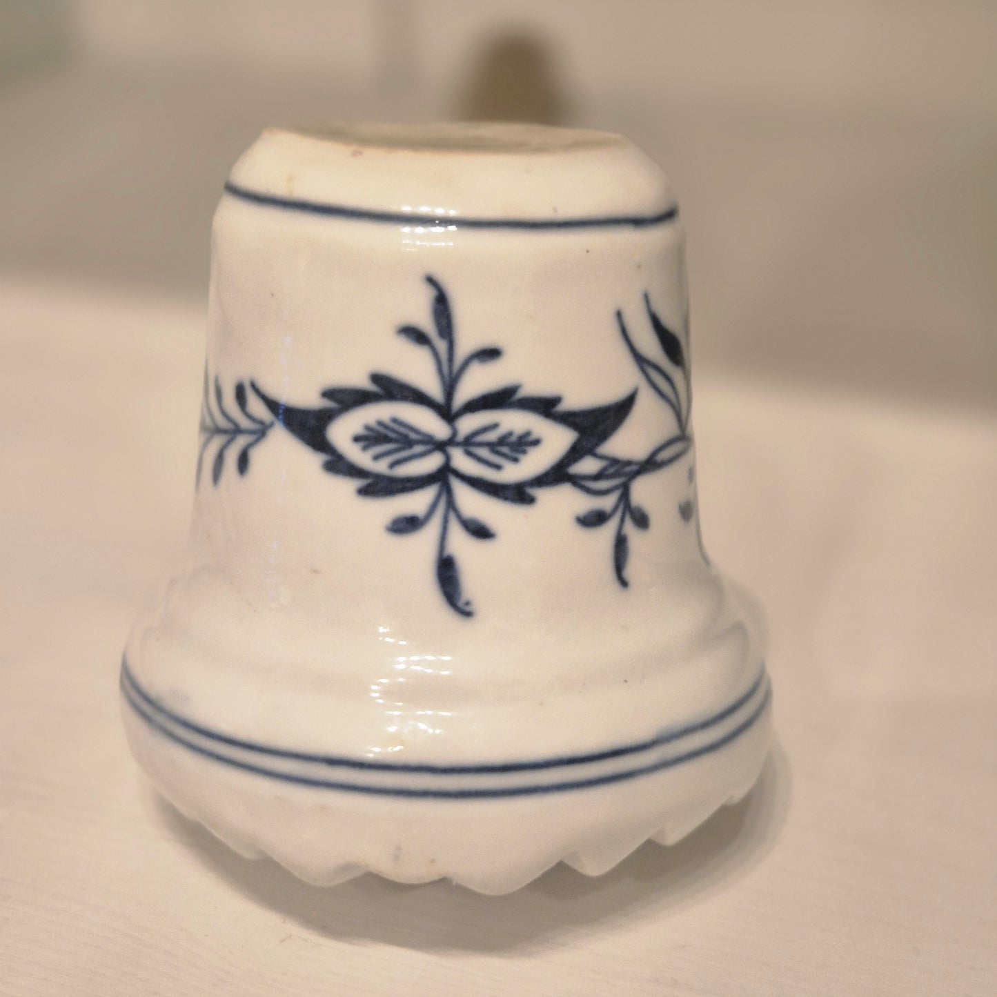 Antiker Fleischhammer Porzellan Holzgriff Blau Weiß Zwiebelmuster Küchendeko