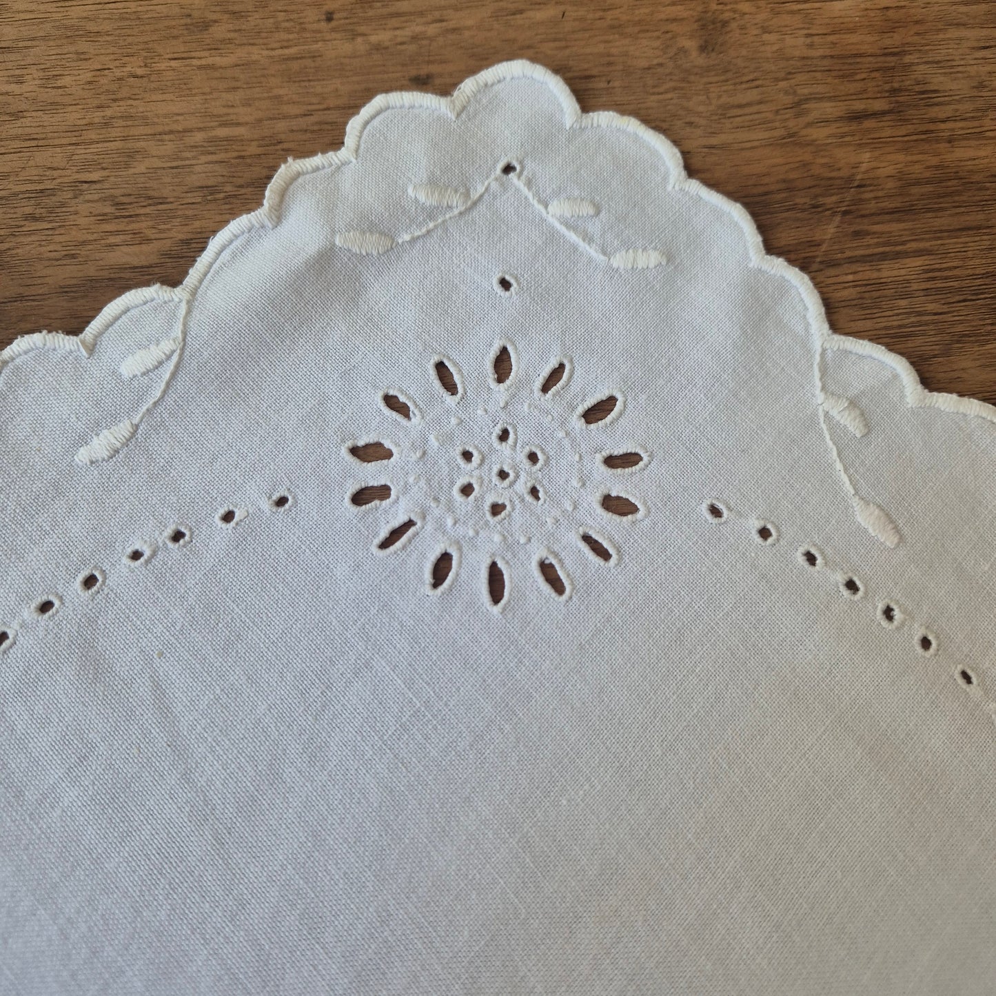 Antikes kleines Zierdeckchen weiß bestickt Schmetterling Baumwolle 35x35cm oval