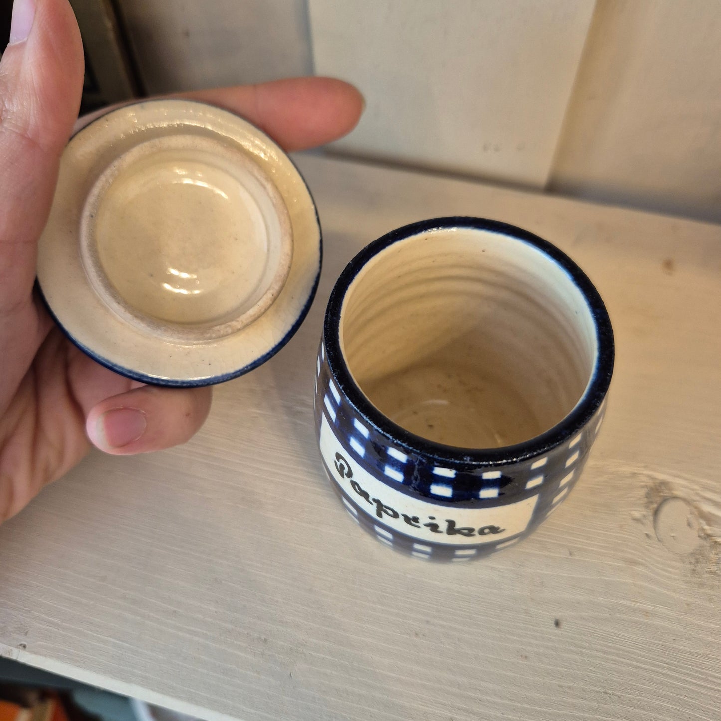 Alte kleine Keramik Gewürzdose mit Deckel mit Aufschrift " Paprika" blau weiß
