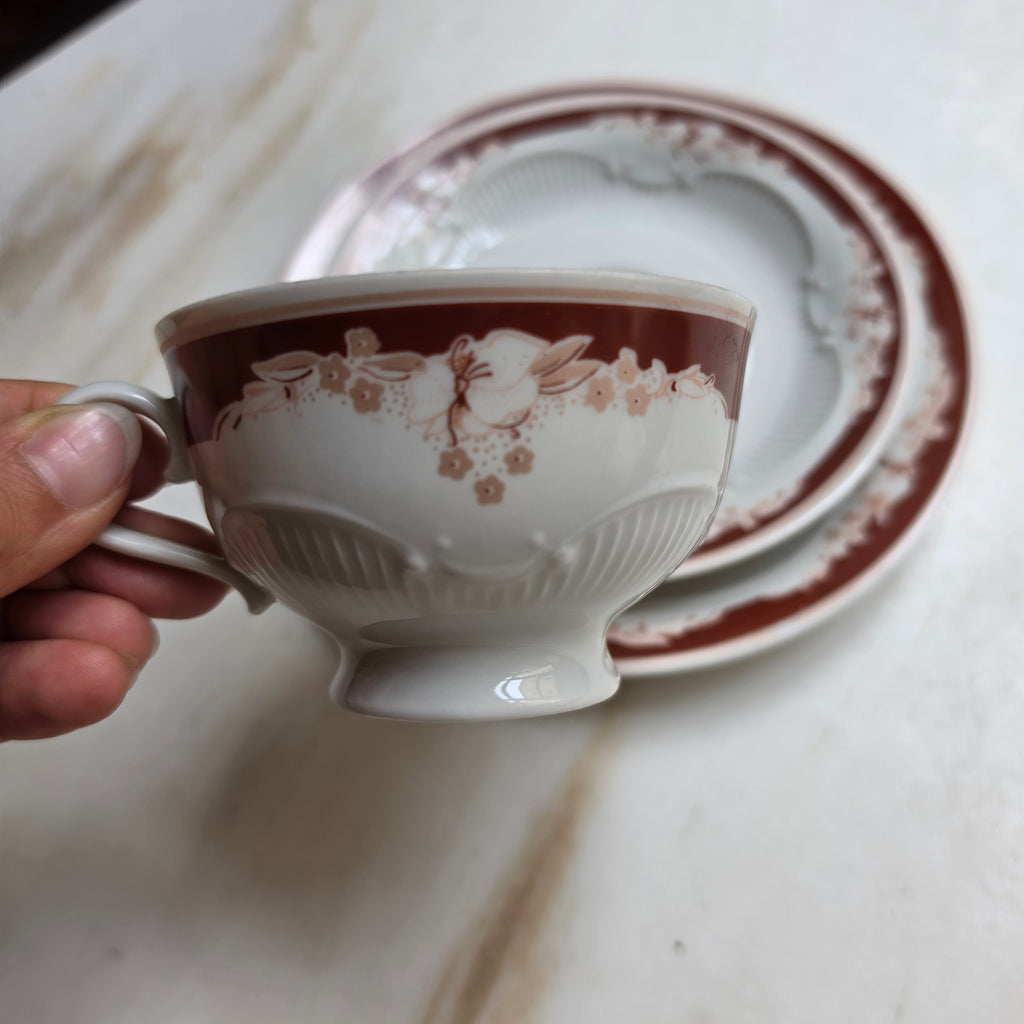 Vintage Porzellan Sammeltasse 3-teilig – Lettin | Antikes Gedeck mit Weinrotem Blüten-Relief & Goldrand