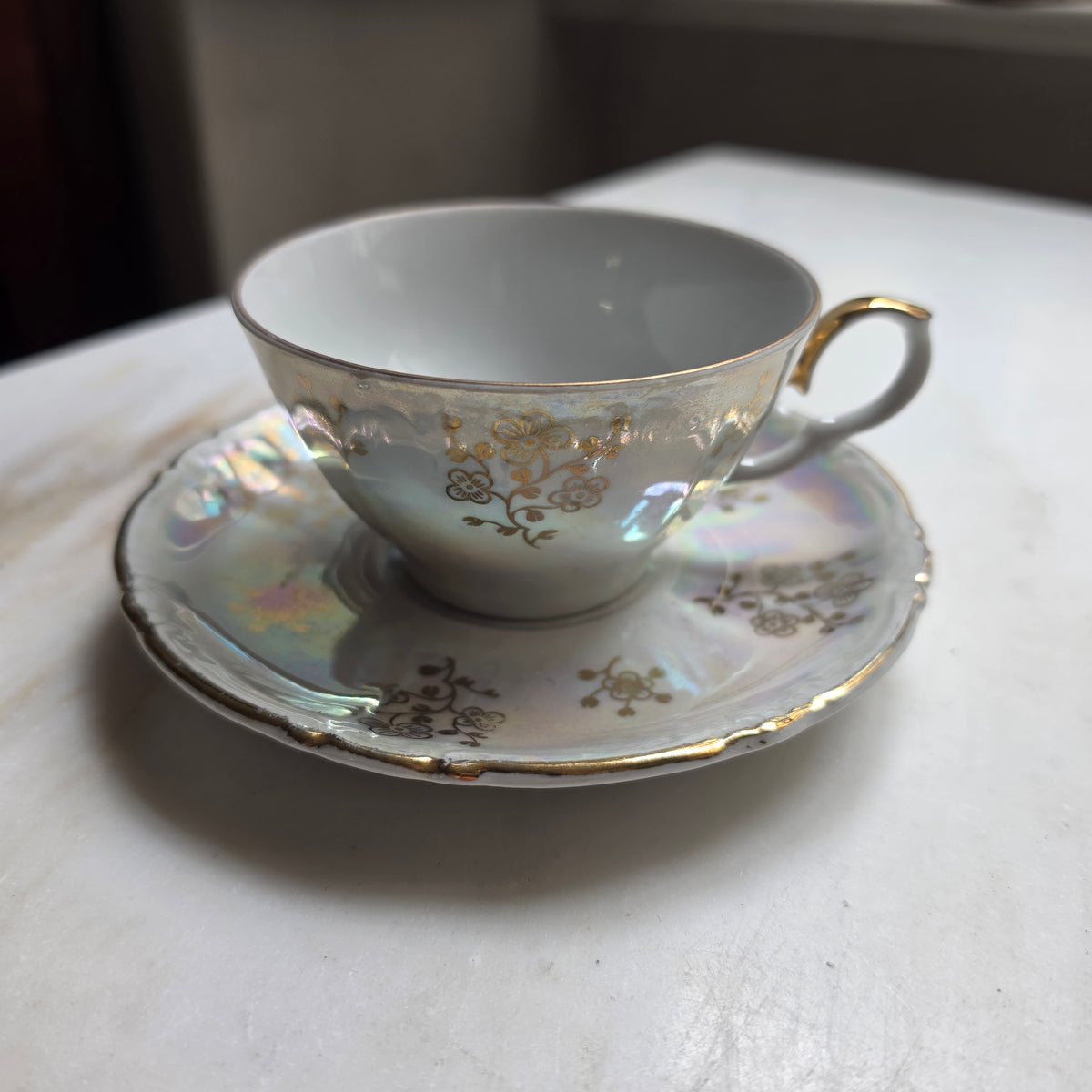 Vintage Kahla Porzellan Tasse mit Untertasse – Perlmutt-Luster mit Golddekor & Blütendekor - GDR
