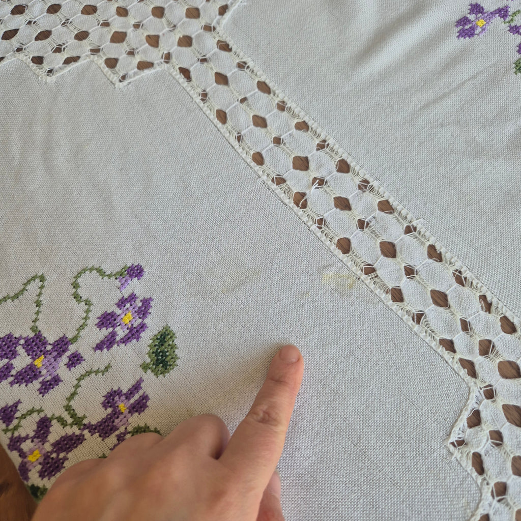 Vintage DDR Tischdecke weiß mit lila Blumenstickerei 220x130cm