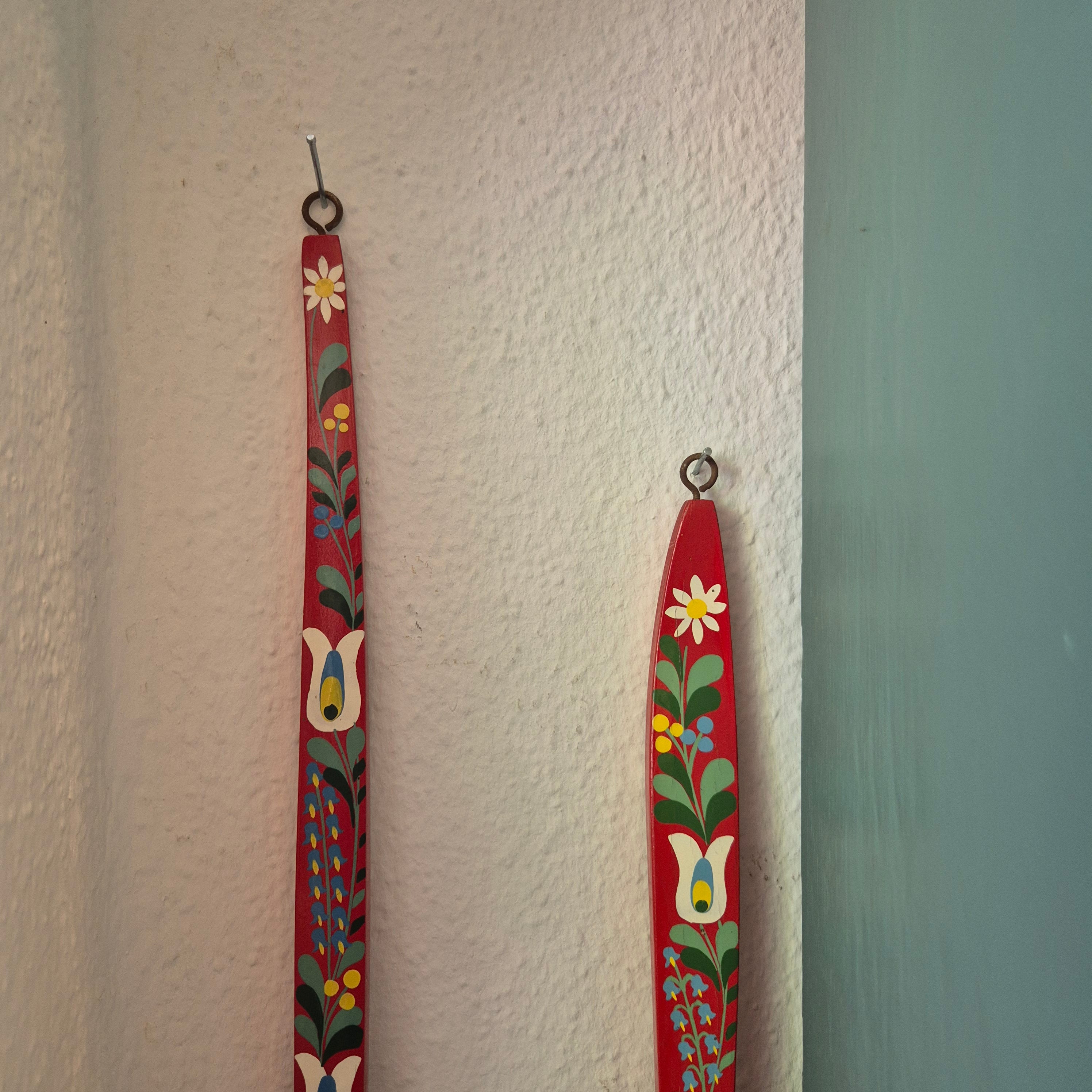 Vintage Deko Holzbesteck Löffel & Gabel für die Wand Küche handbemalt rot Blumenmalerei