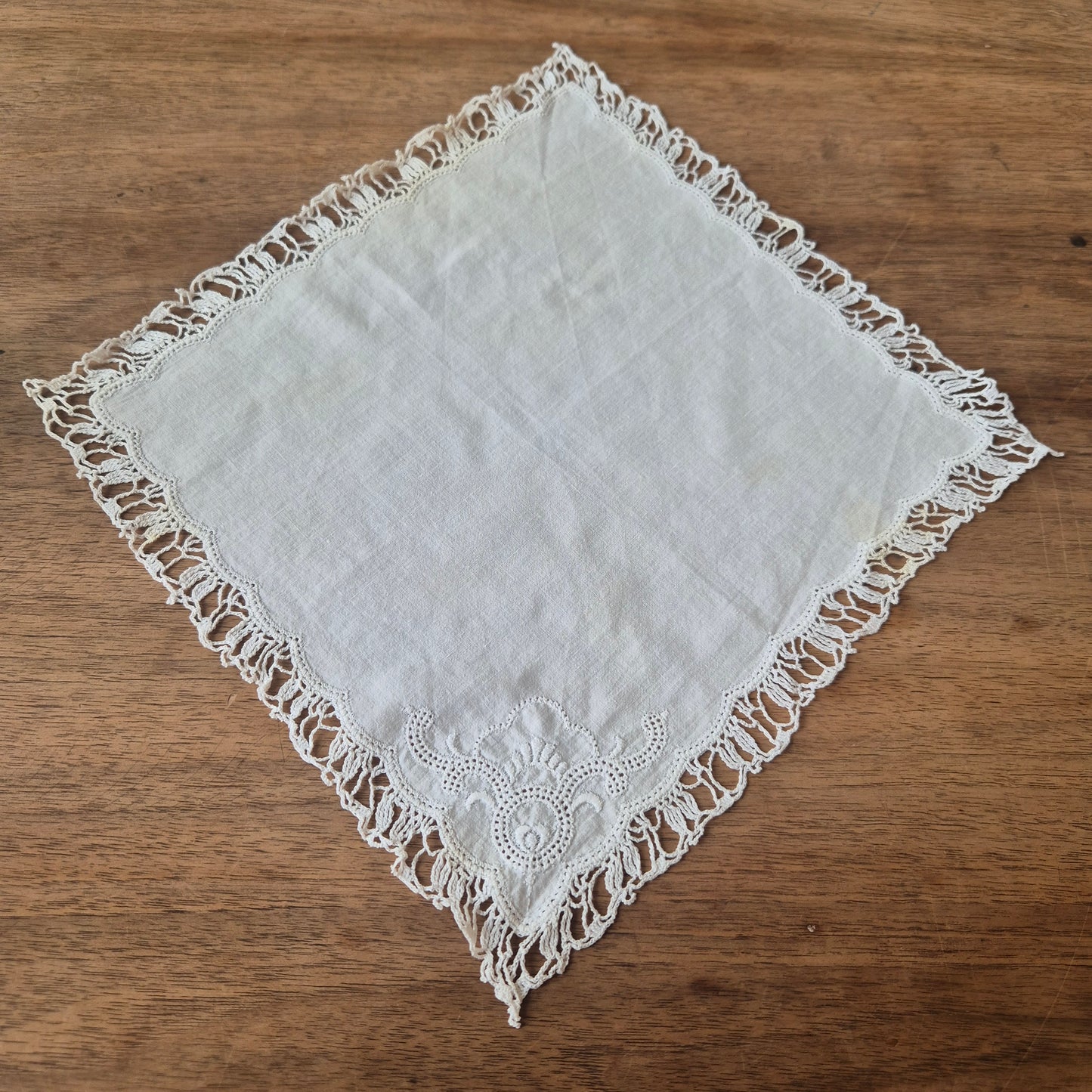 Vintage Stofftaschentuch weiß Stickerei Baumwolle gehäkelt/geklöppelt 28x28cm (Flecken)