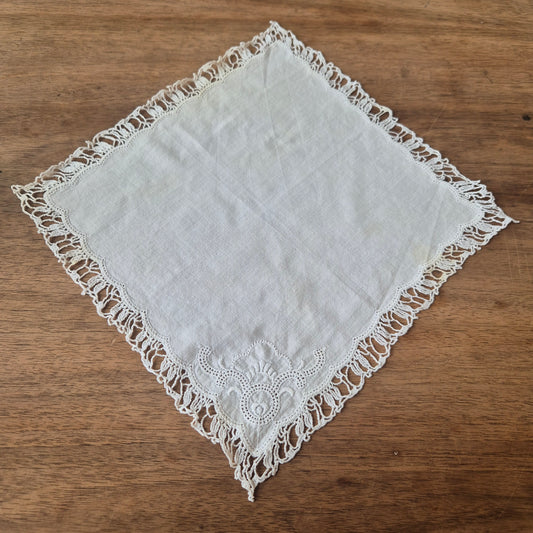 Vintage Stofftaschentuch weiß Stickerei Baumwolle gehäkelt/geklöppelt 28x28cm (Flecken)