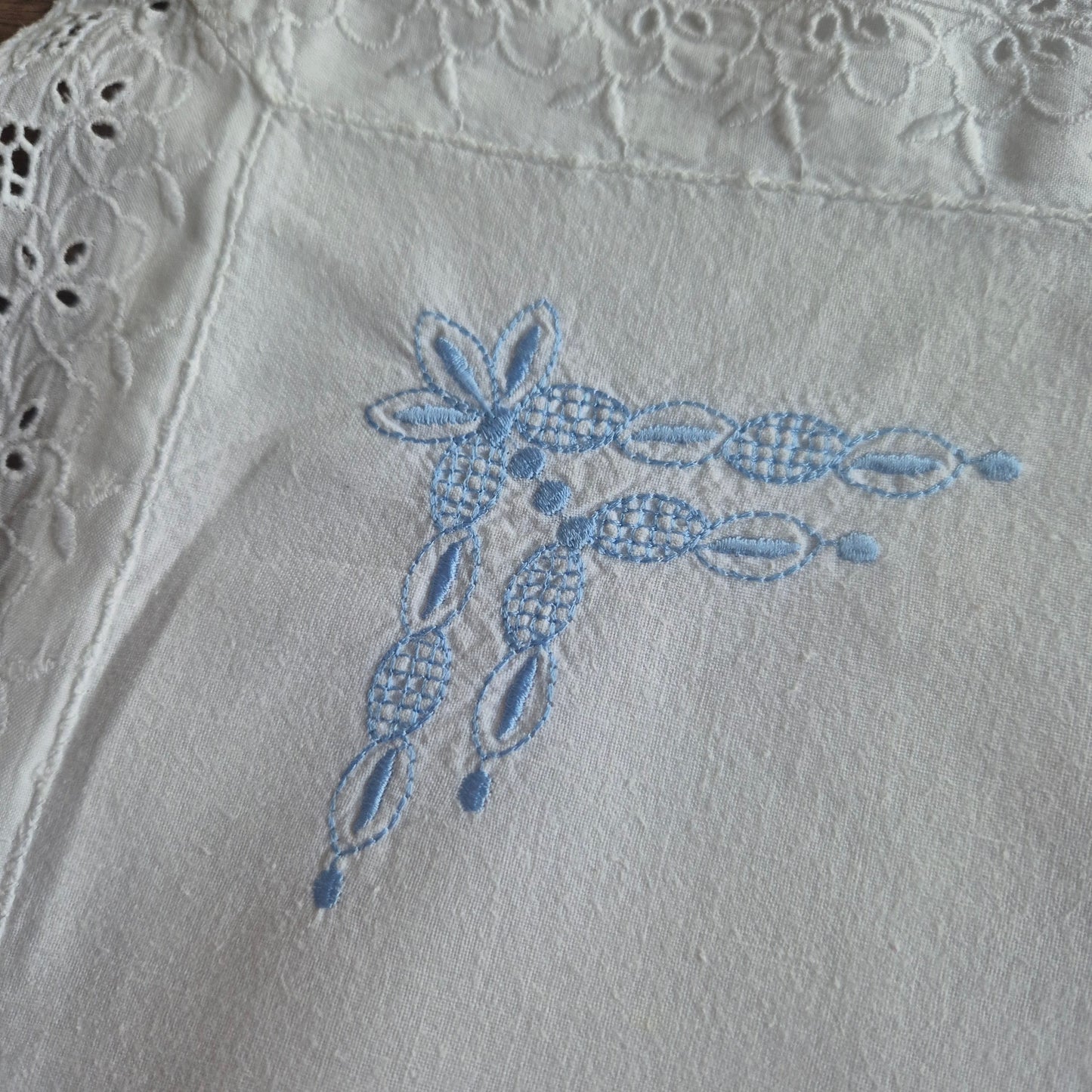 Kleine weiße Kissenhülle mit Spitzenrand und blauem Stickmuster 35x35cm