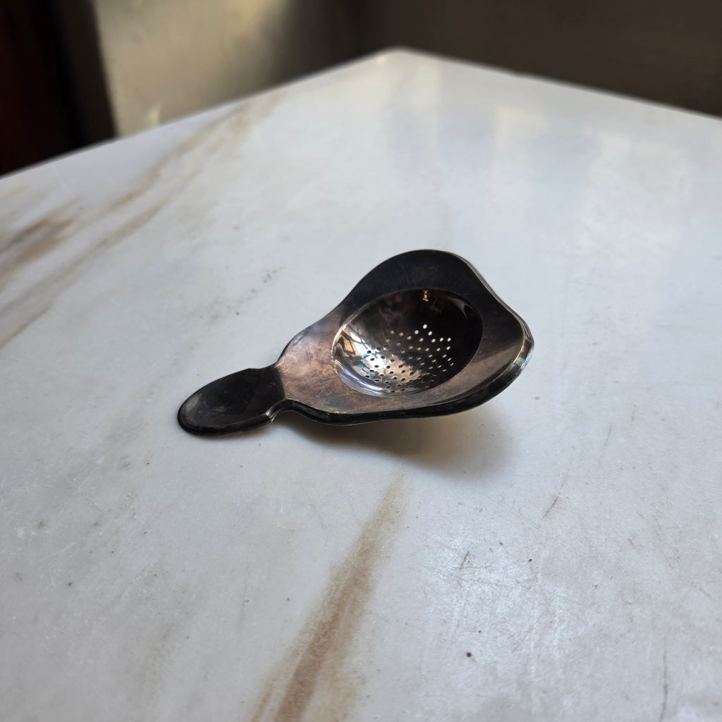Edles Vintage-Teesieb aus versilbertem Metall – Klassisches Auflege-Teesieb mit feiner Patina