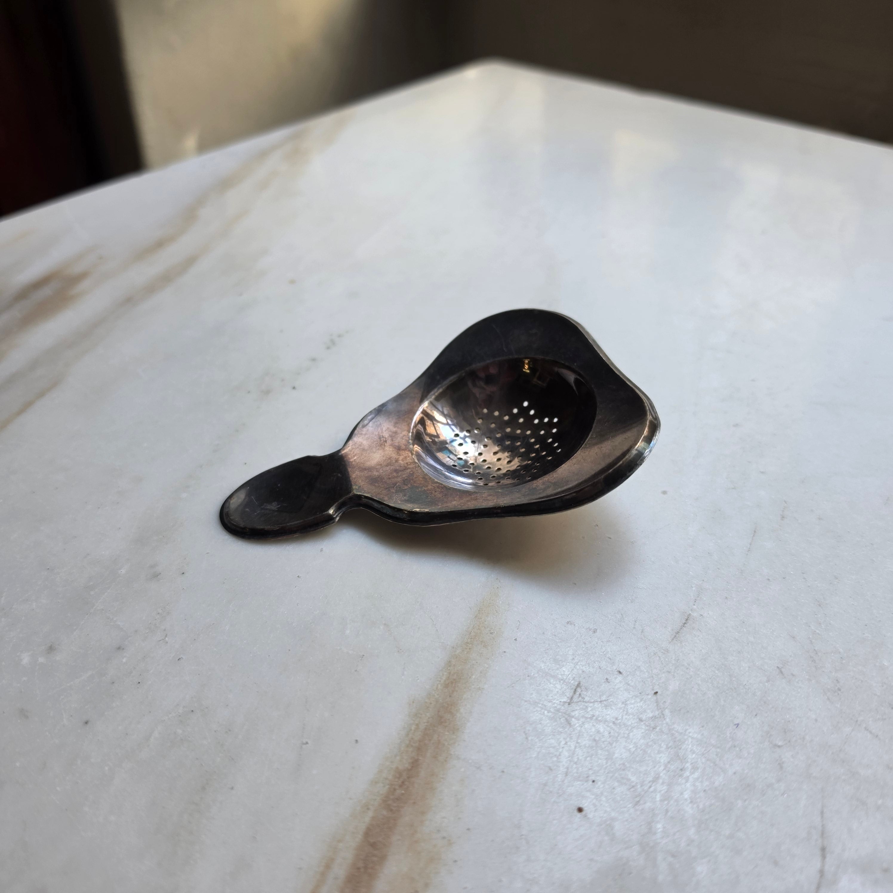 Edles Vintage-Teesieb aus versilbertem Metall – Klassisches Auflege-Teesieb mit feiner Patina
