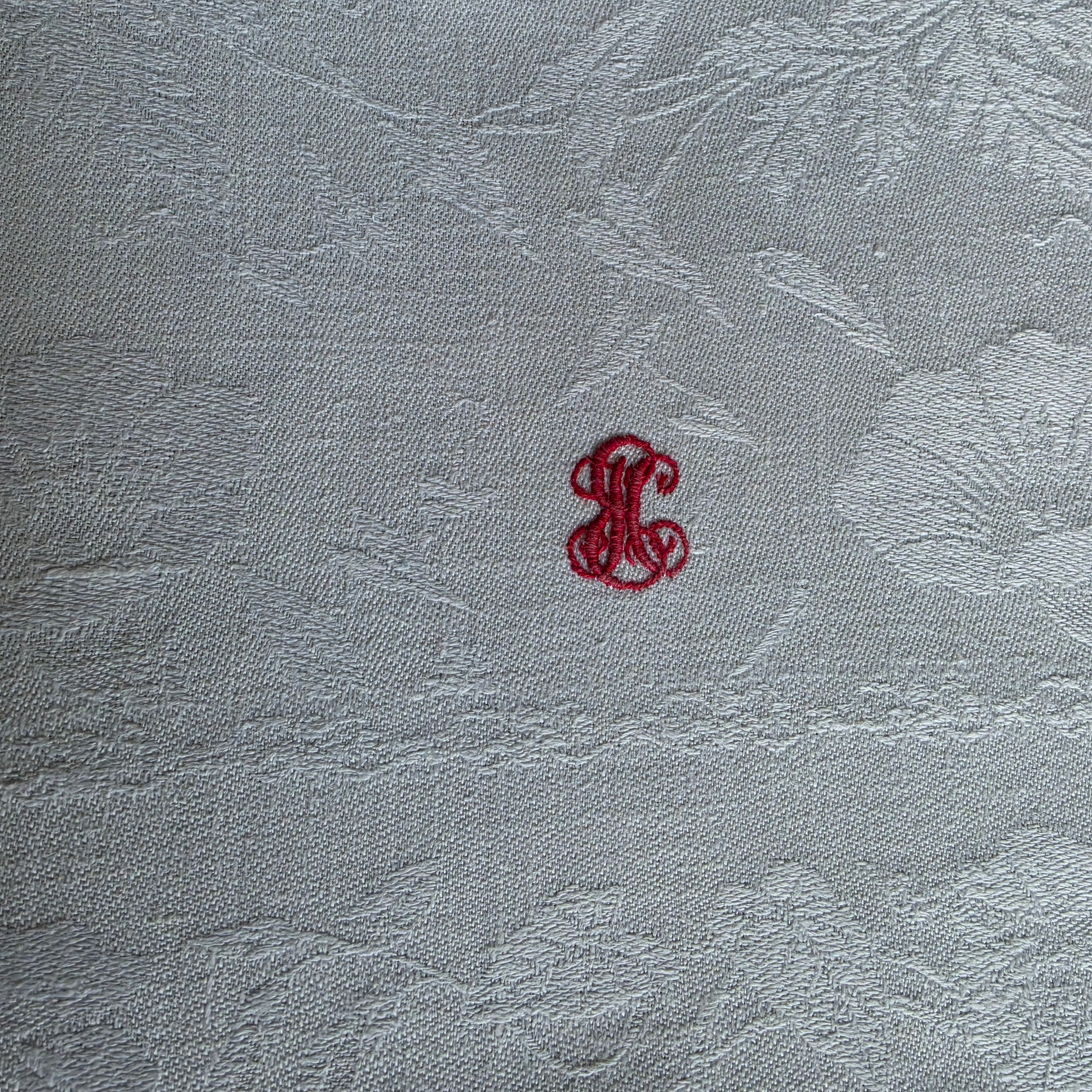 Edler Vintage Damast-Tischläufer - Tischdecke mit rotem Monogramm „S.C.“ - Weiß - 50x125cm