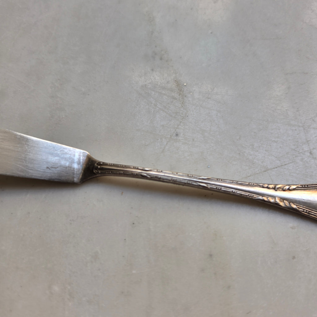 Edles Vintage Fischmesser / Serviermesser – Versilbert (90er Punzierung) mit klassischem Ornament-Dekor