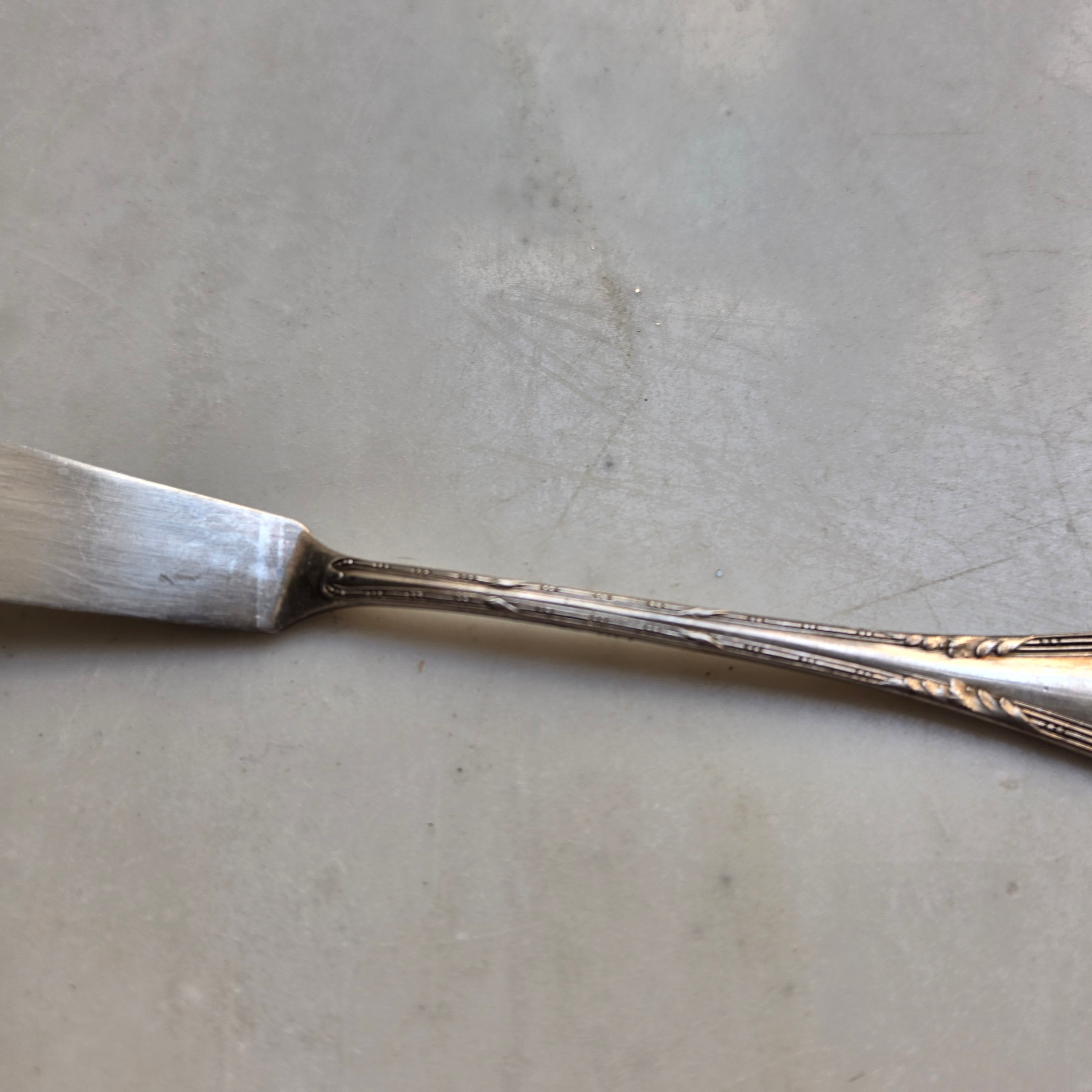 Edles Vintage Fischmesser / Serviermesser – Versilbert (90er Punzierung) mit klassischem Ornament-Dekor