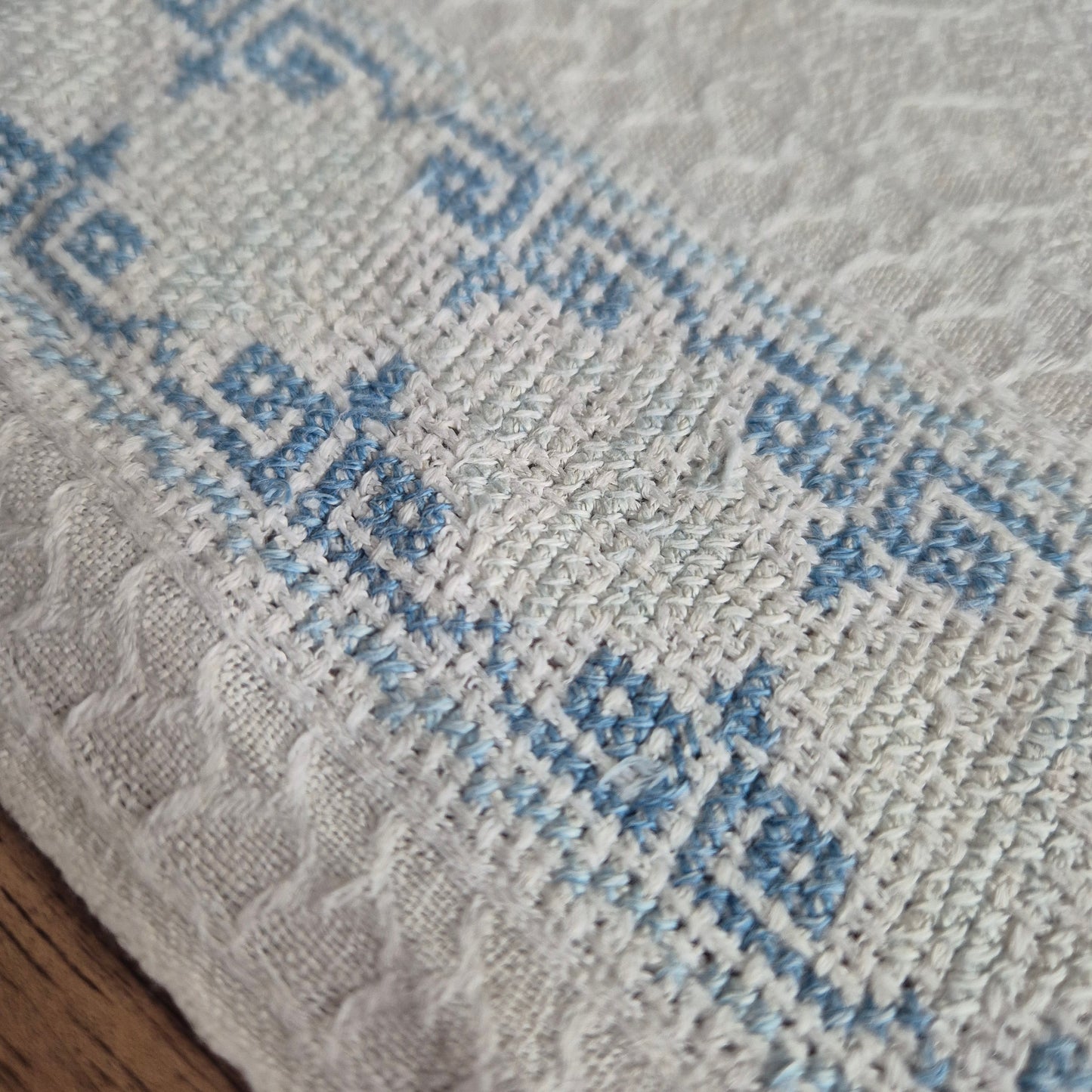 Antiker Baumwolle Tischläufer handbestickt mit mini Fleck! 29x170cm mit Fransen blau weiß