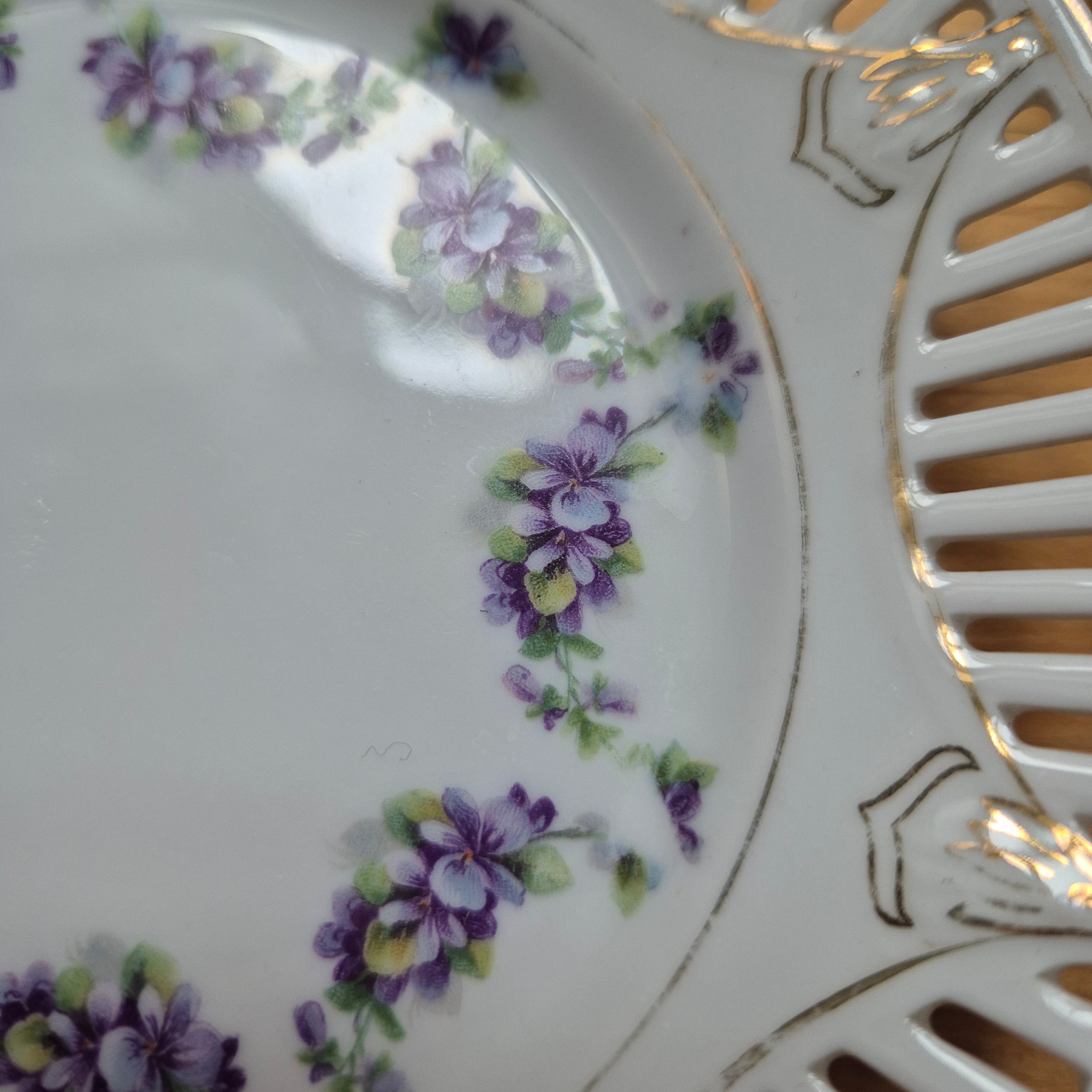 7x Antike kleine altdeutsche Dessertteller mit Durchbruchrand und handgemalten Blumen