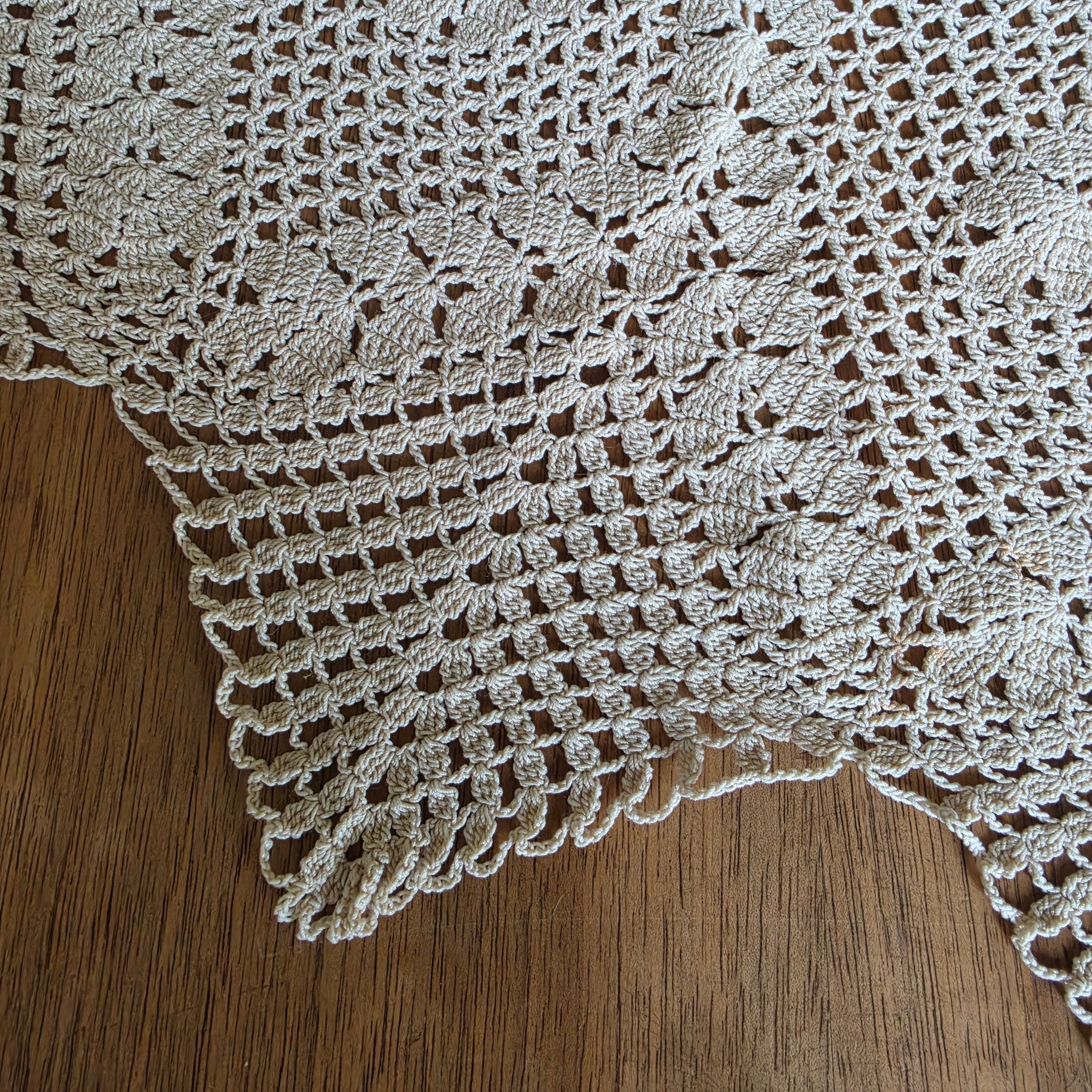 Vintage Häkeldecke Handarbeit - Filigrane Kunsthäkel-Tischdecke Beige/Natur 111cm rund