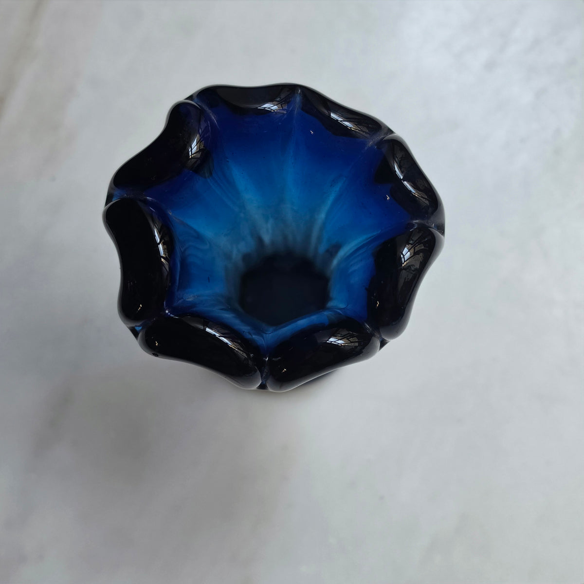 Elegante kleine Glasvase in Kobaltblau – Mundgeblasen - Vintage