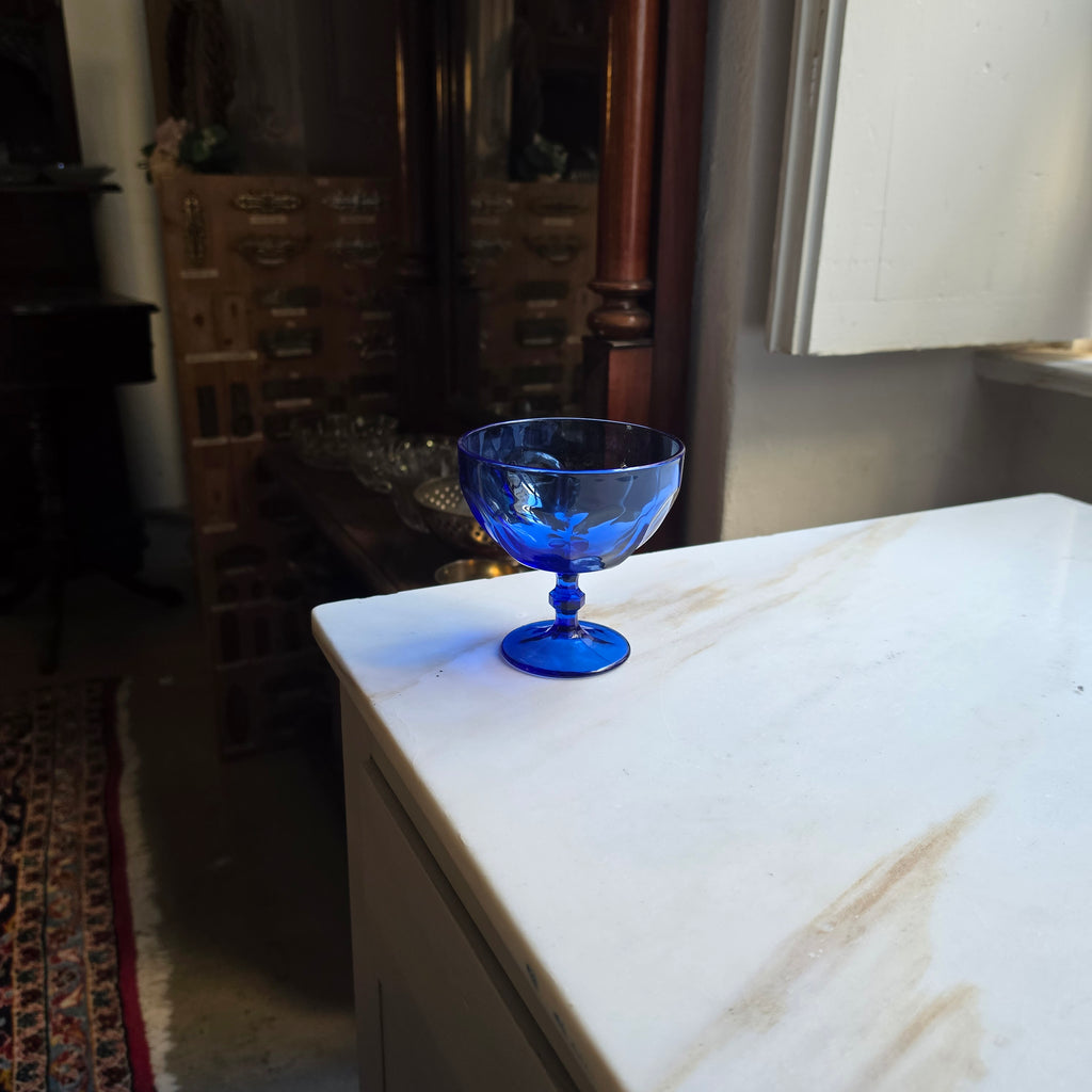 Eleganter kobaltblauer Vintage-Glasbecher auf Fuß