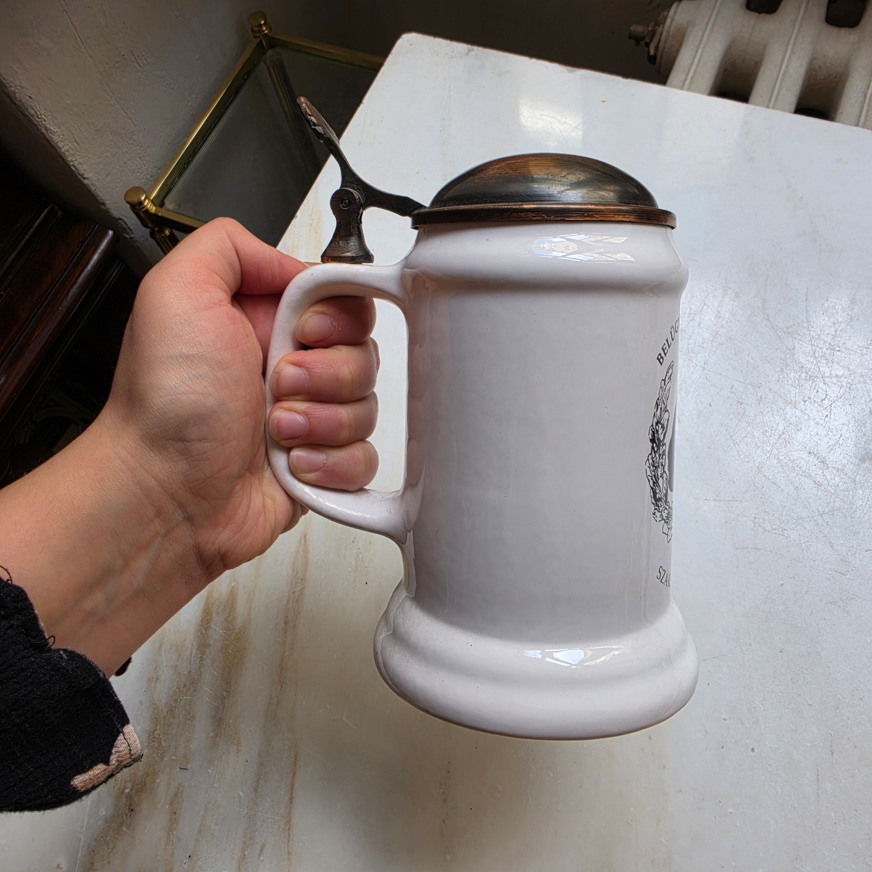 Historischer ungarischer Steingut-Bierkrug mit Zinndeckel – „Belügyi Dolgozók Szakszervezete“