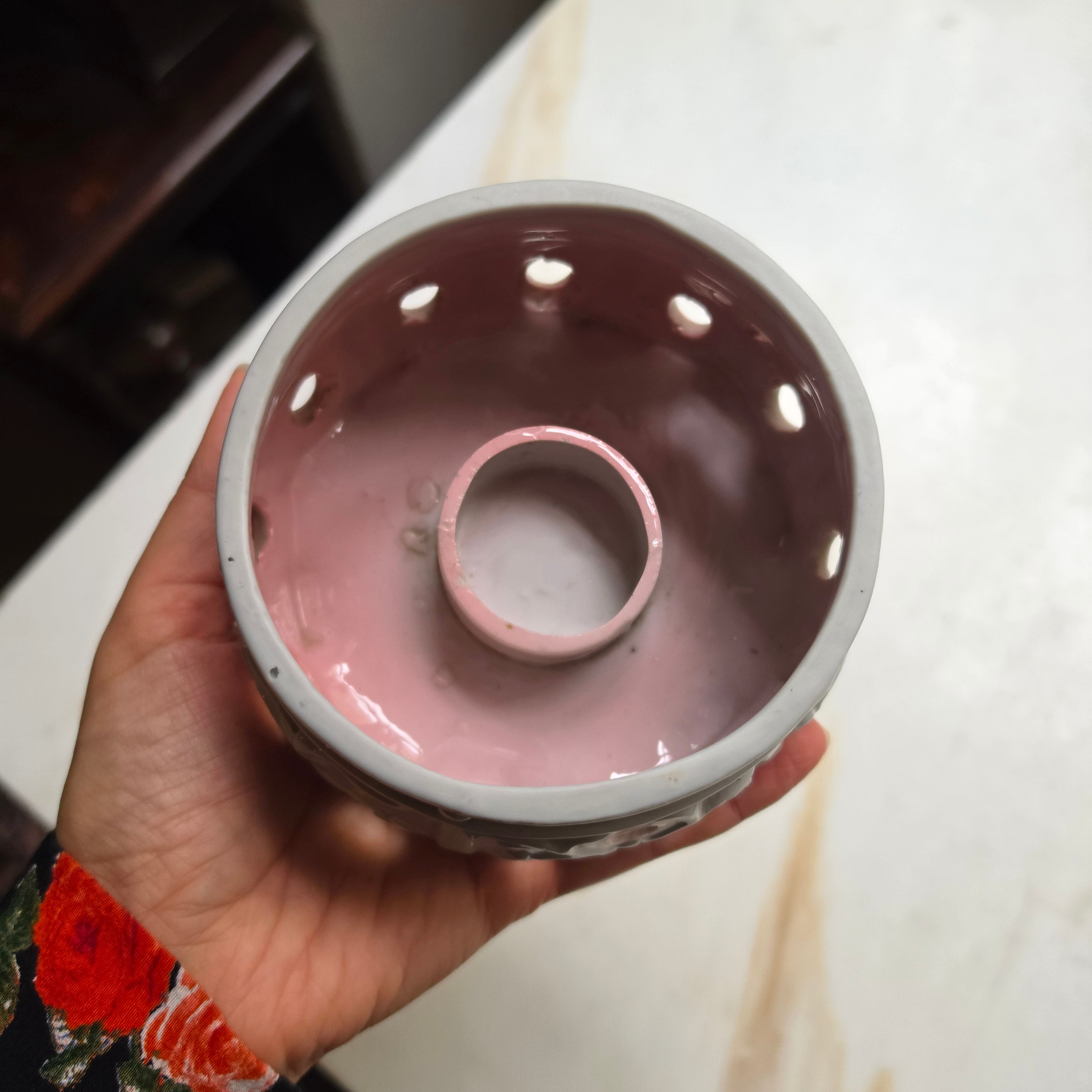 Vintage Keramik-Stövchen "Rosé Elegance" – Mit Reliefmuster & Zartrosa Innenlasur