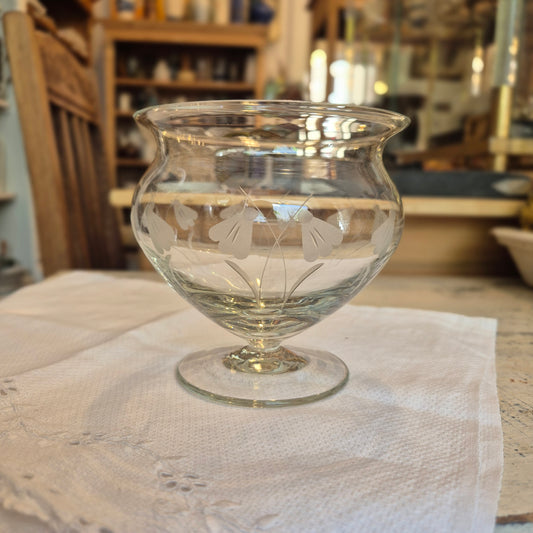 Altes Vintage Dekoratives Glas Schale mit geschliffenem Motiv Blumen Maiglöckchen Krokusse