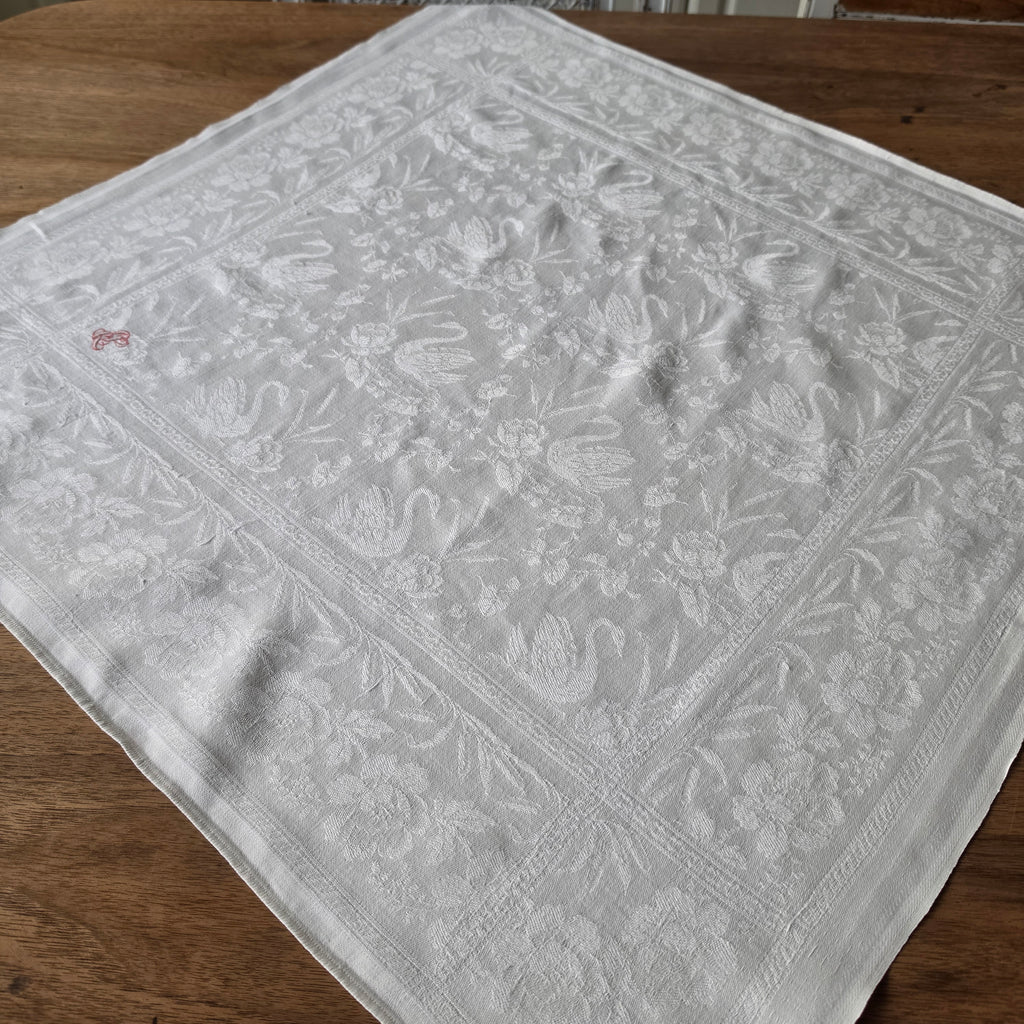 Edle Damast-Serviette / Mitteldecke mit Schwanen-Motiv & rotem Monogramm – Handarbeit um 1900 - 64x64cm