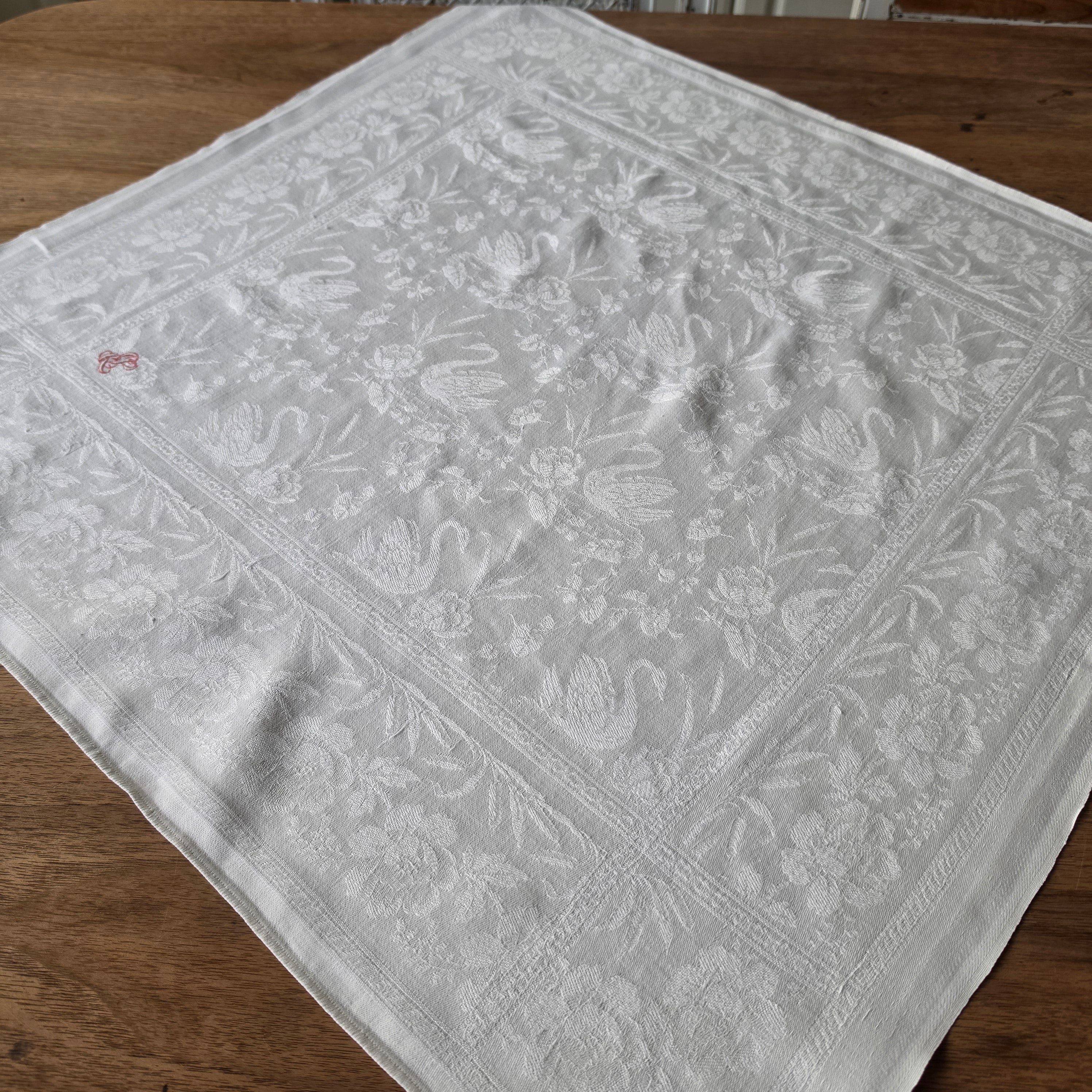 Edle Damast-Serviette / Mitteldecke mit Schwanen-Motiv & rotem Monogramm – Handarbeit um 1900 - 64x64cm